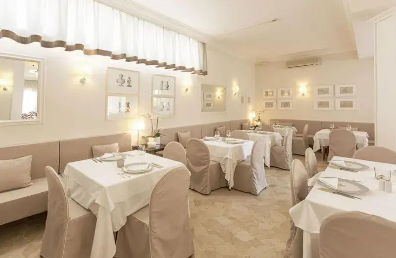 Banquet/Function facilities, Restaurant/Places to Eat in Hotel Plaza Esplanade