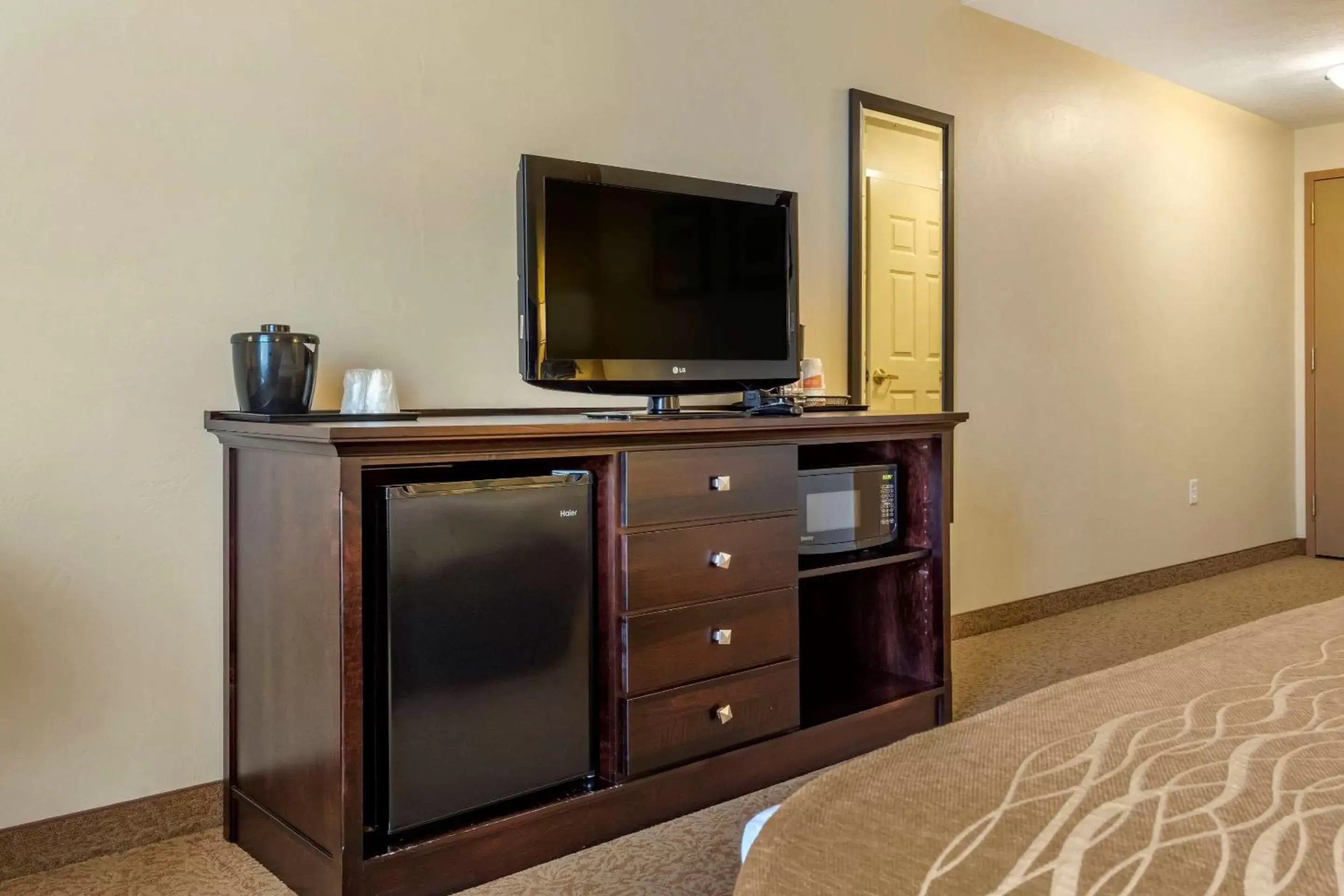 Photo of the whole room, TV/Entertainment Center in Comfort Inn & Suites