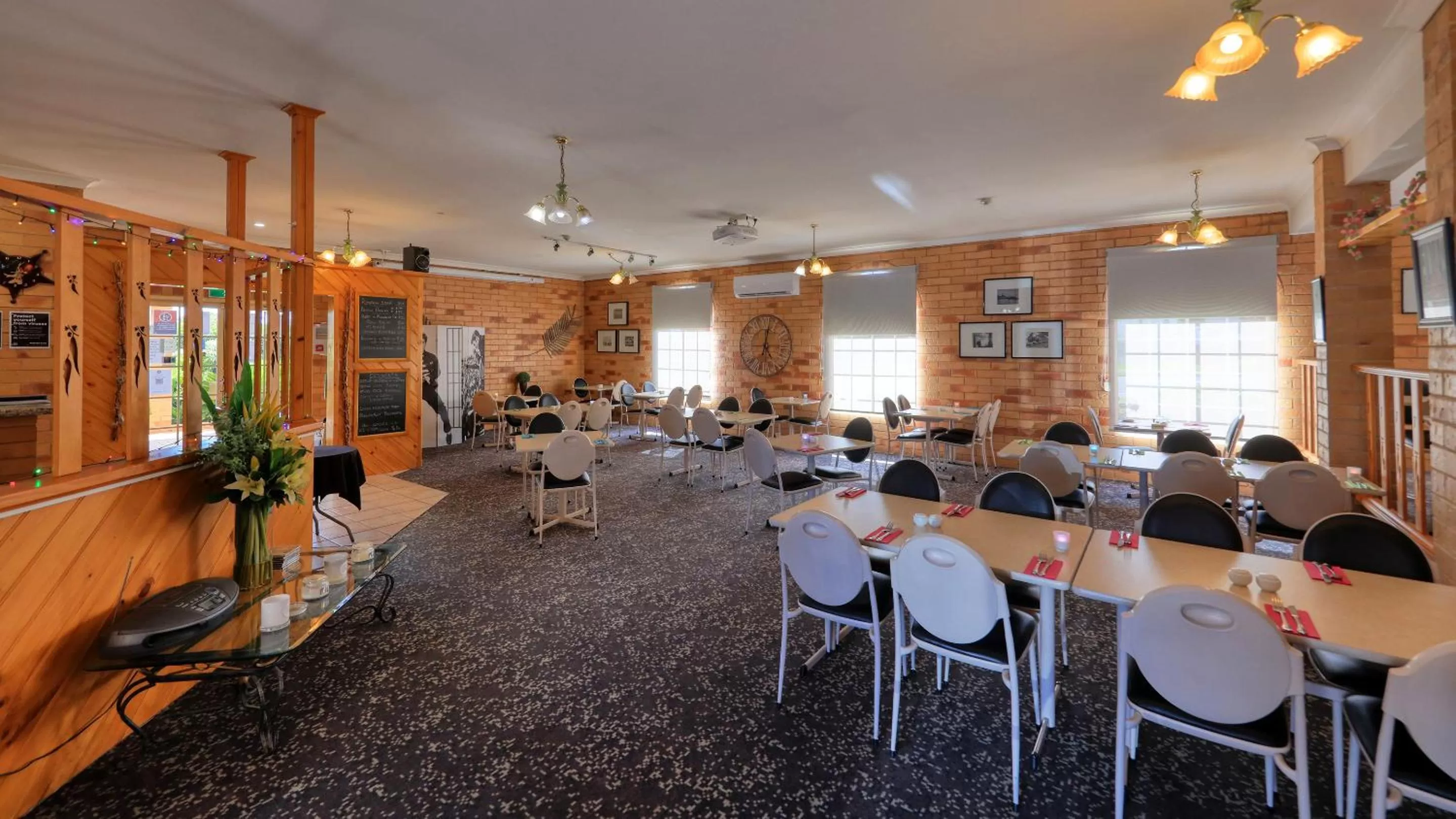 Restaurant/places to eat in North Parkes Motel