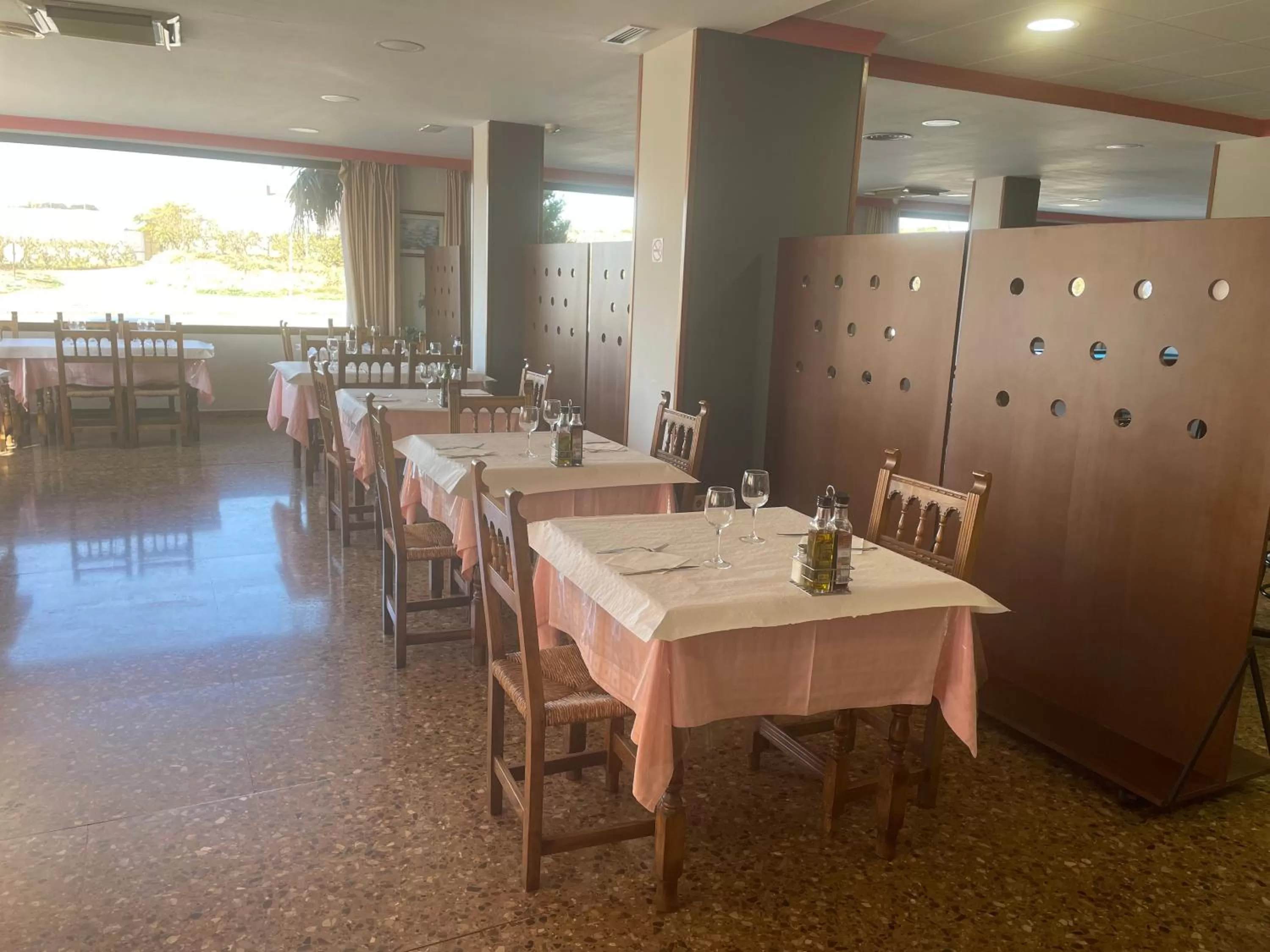 Restaurant/places to eat in Hotel Reina Isabel