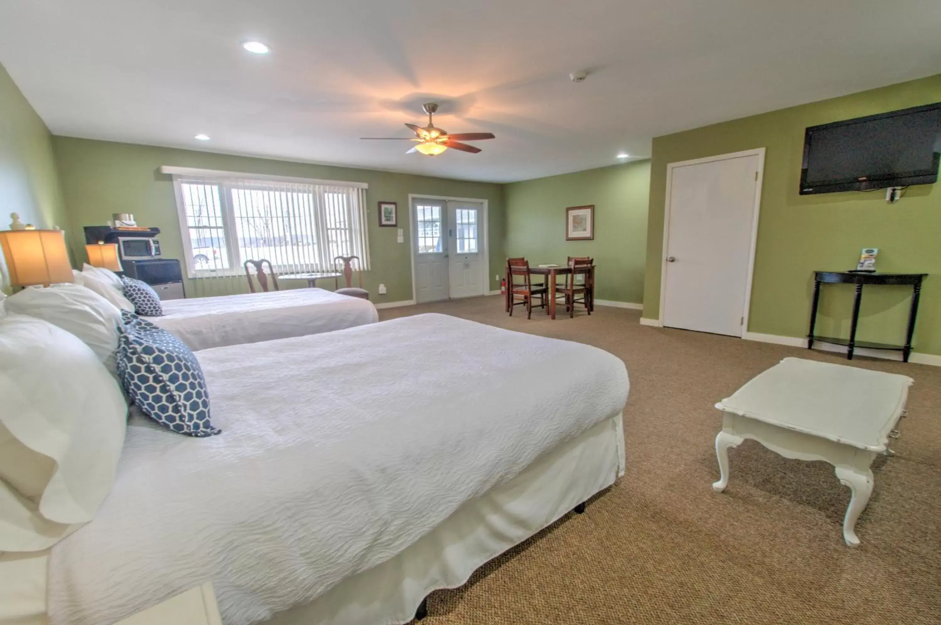 Photo of the whole room, Bed in East Shore Lodging