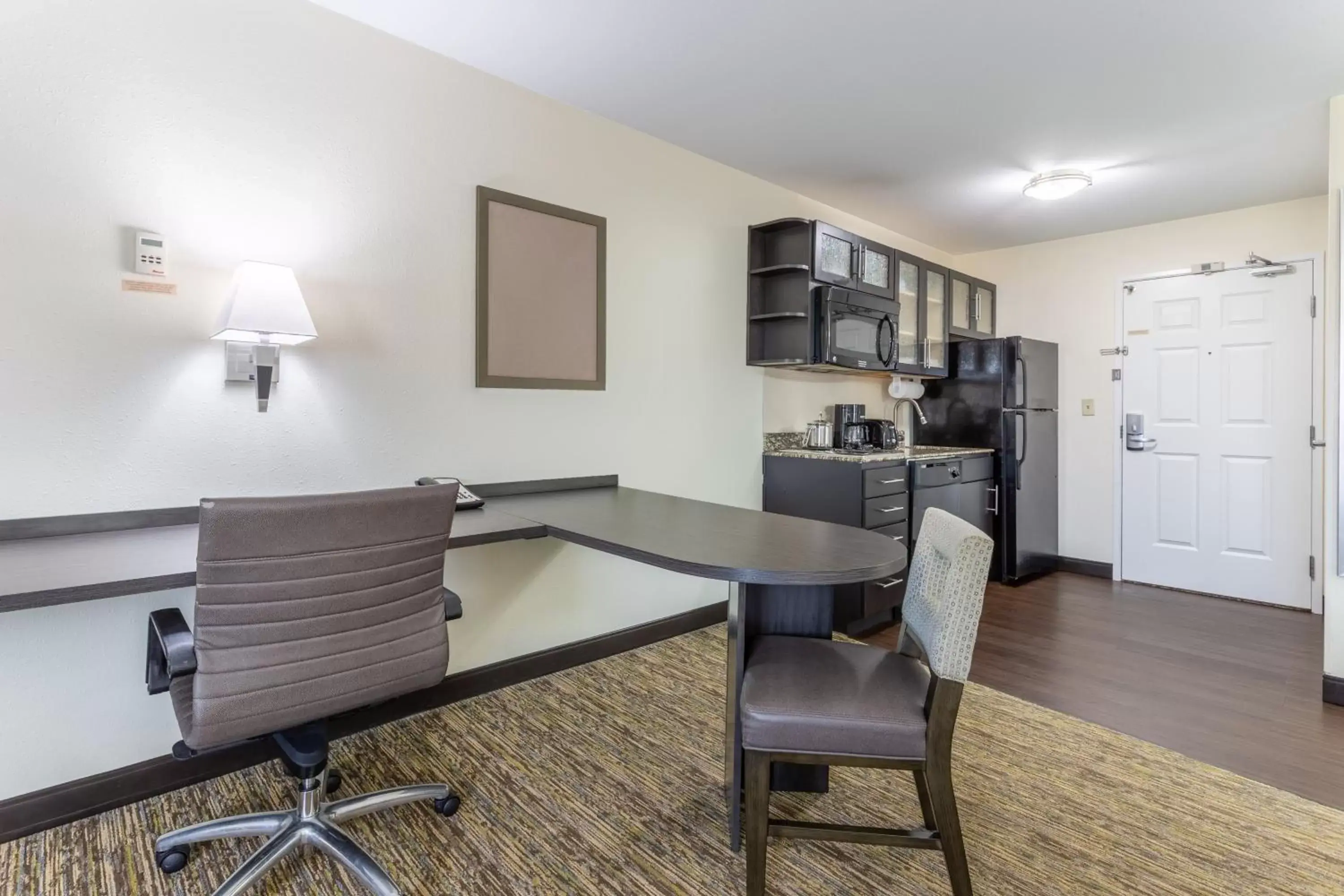 Photo of the whole room, Kitchen/Kitchenette in Candlewood Suites Aurora-Naperville, an IHG Hotel