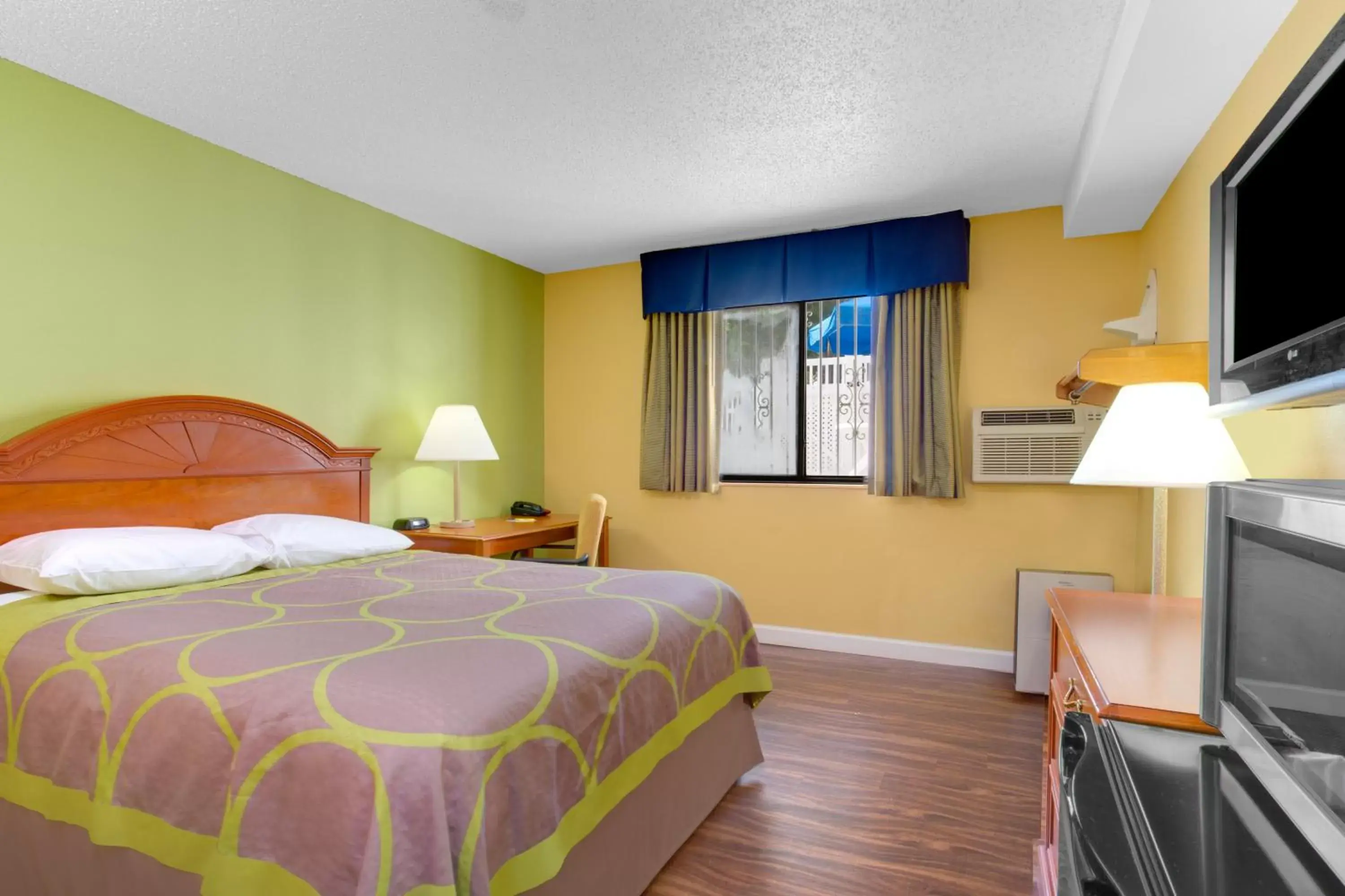 Photo of the whole room, Bed in Super 8 by Wyndham Gainesville