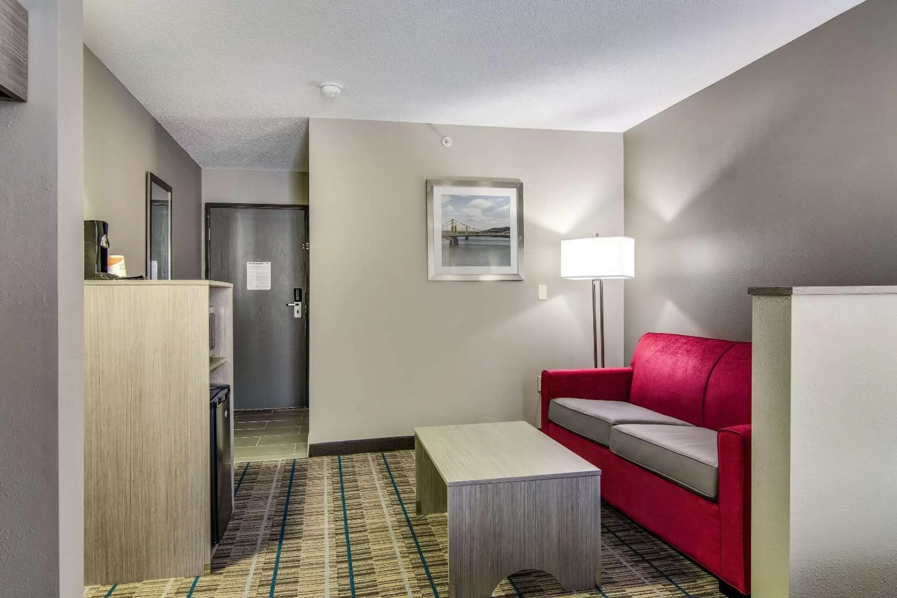 Photo of the whole room, Seating Area in Quality Inn & Suites Grove City-Outlet Mall