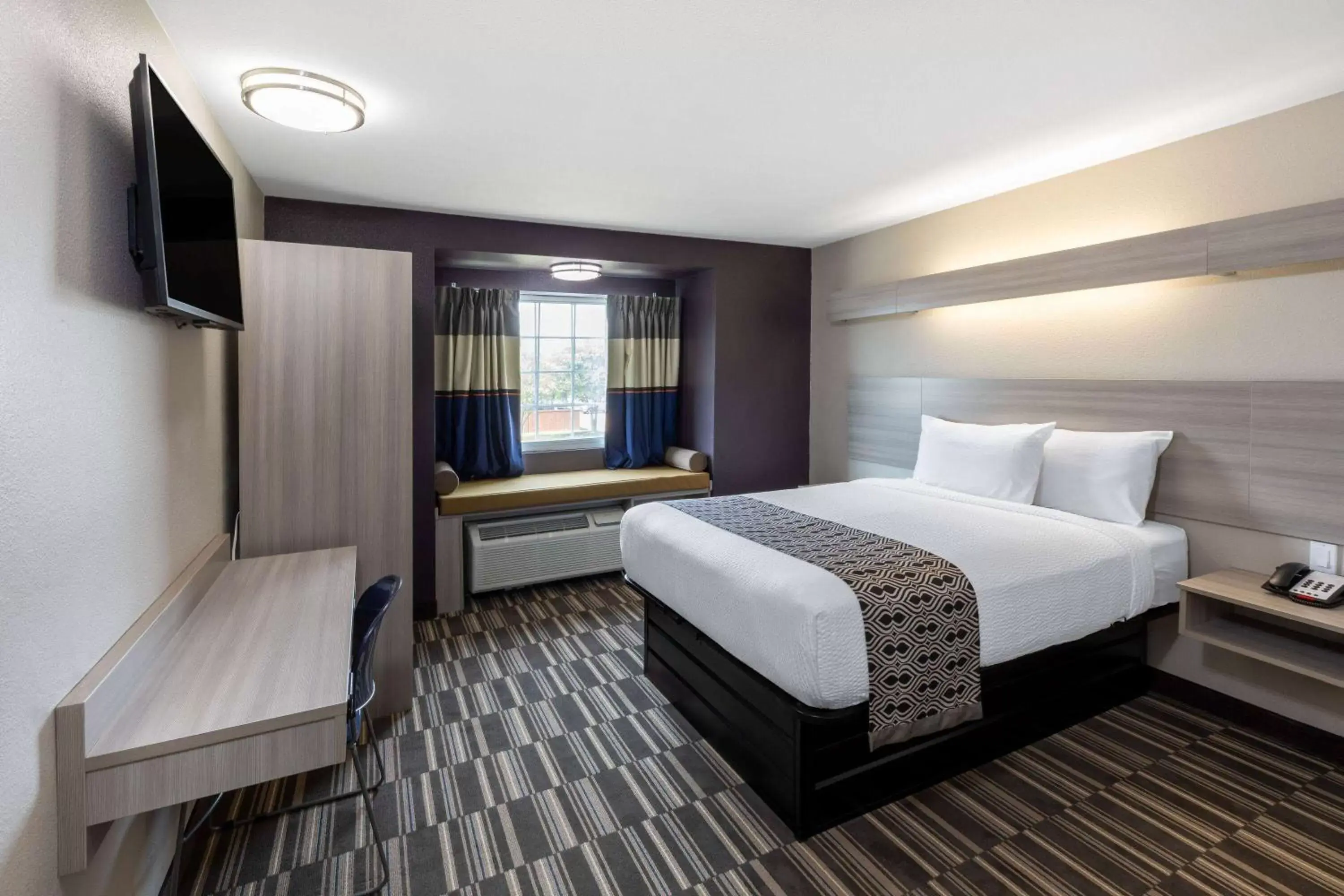 Bed in Microtel Inn & Suites by Wyndham Bossier City