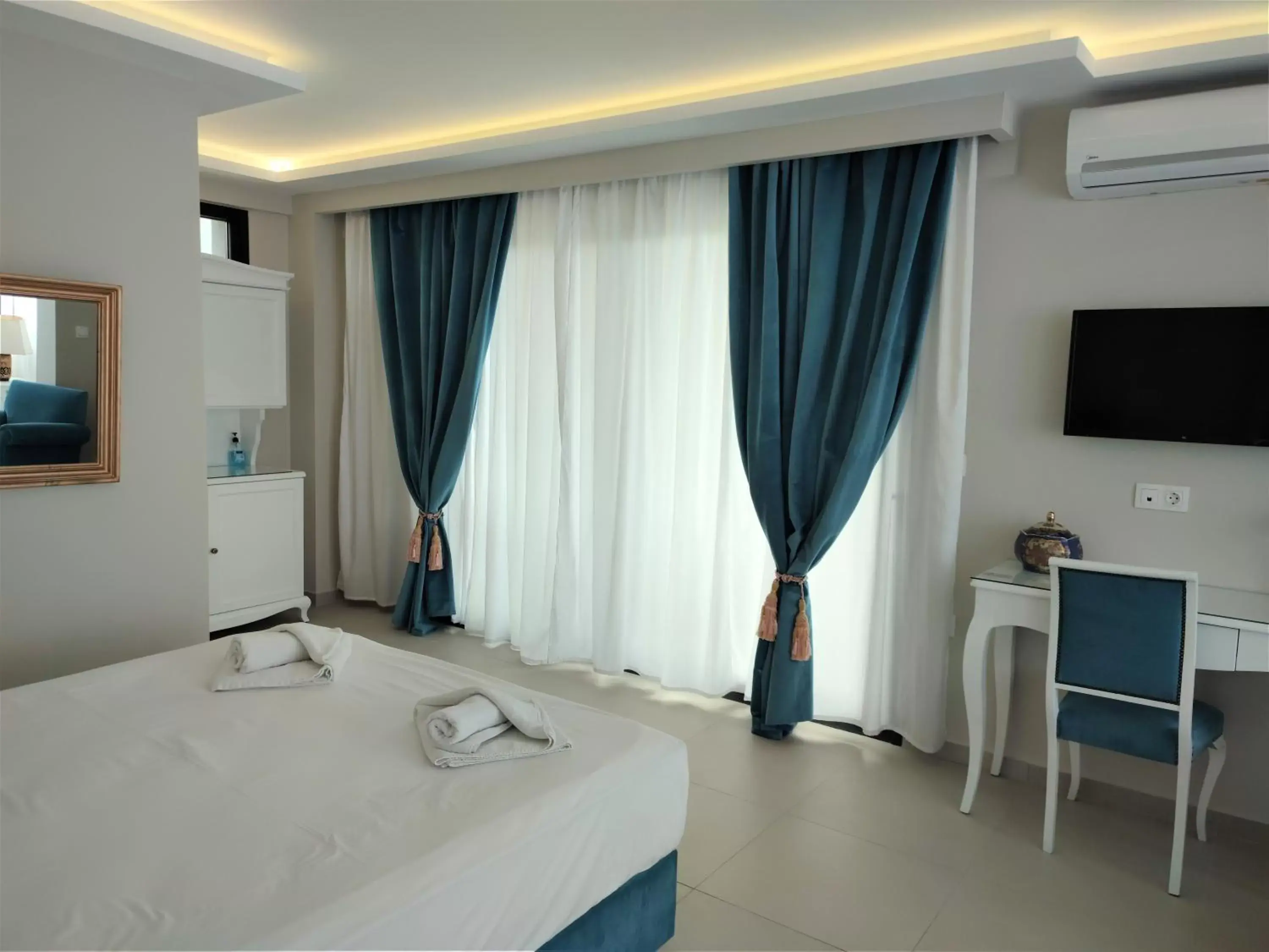 Photo of the whole room, Bed in Light Blue Hotel