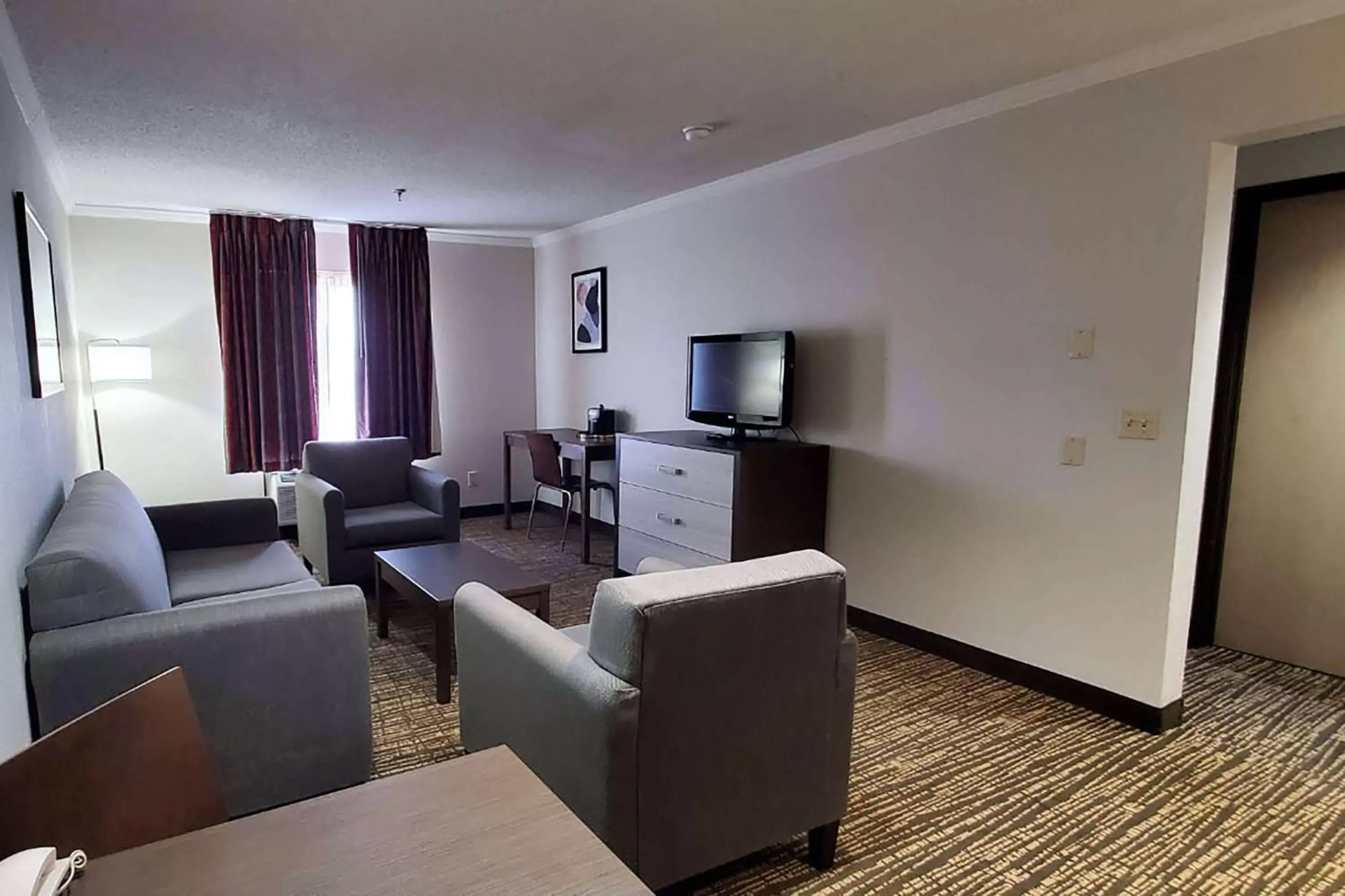 Photo of the whole room, Seating Area in Wingate by Wyndham Canton-Hall of Fame