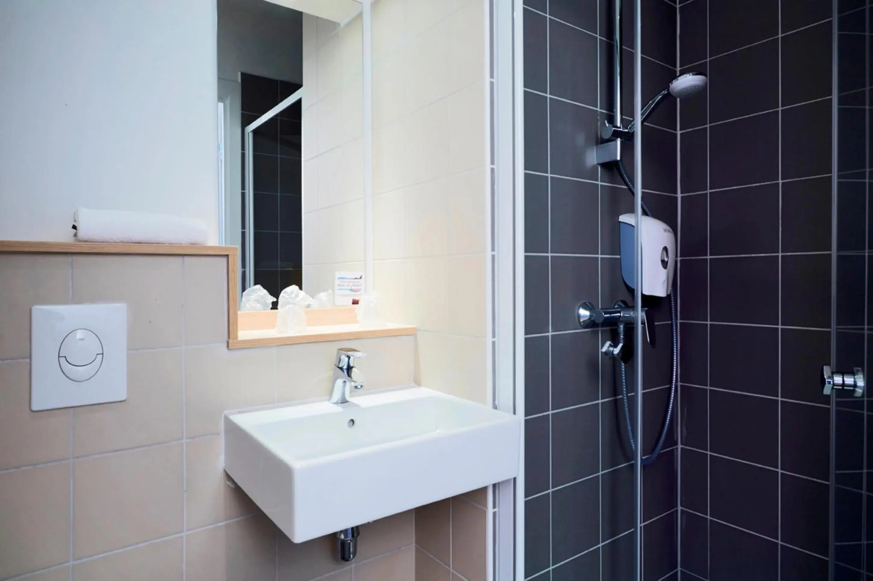 Shower, Bathroom in PremiÃ¨re Classe Thionville