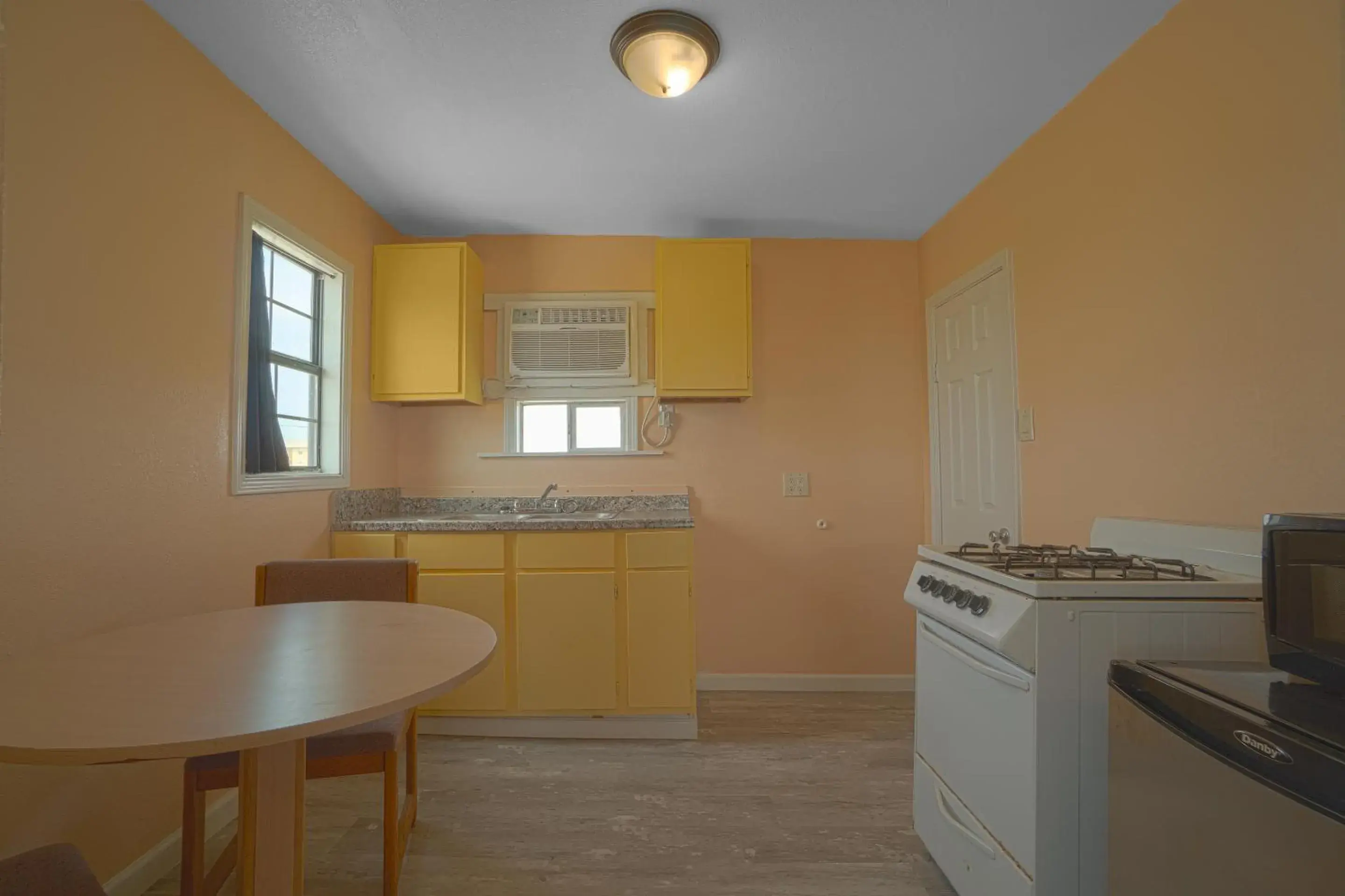 Kitchen or kitchenette, Kitchen/Kitchenette in Budget Inn By OYO Corpus Christi Beach