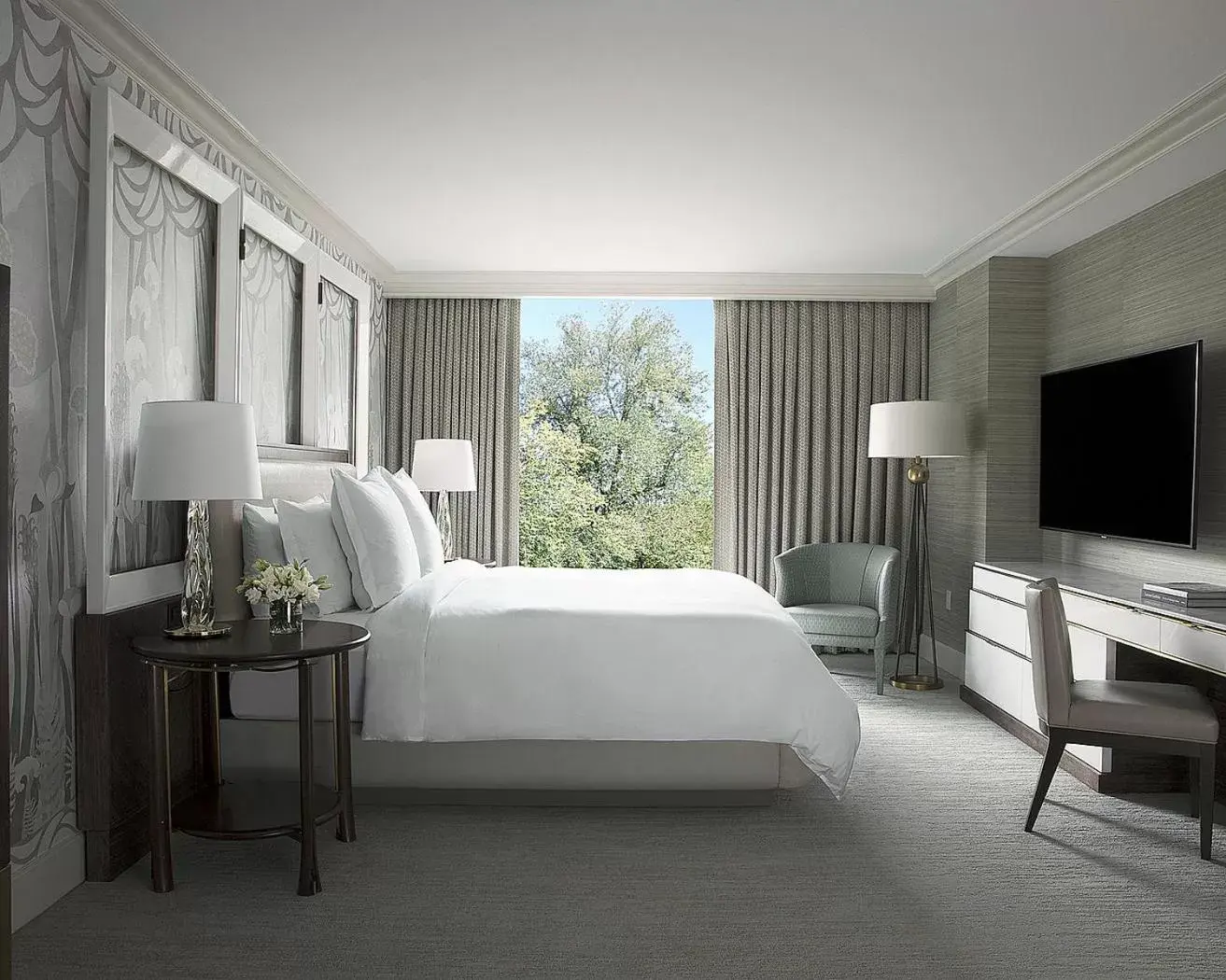 Bed, TV/Entertainment Center in Four Seasons Boston