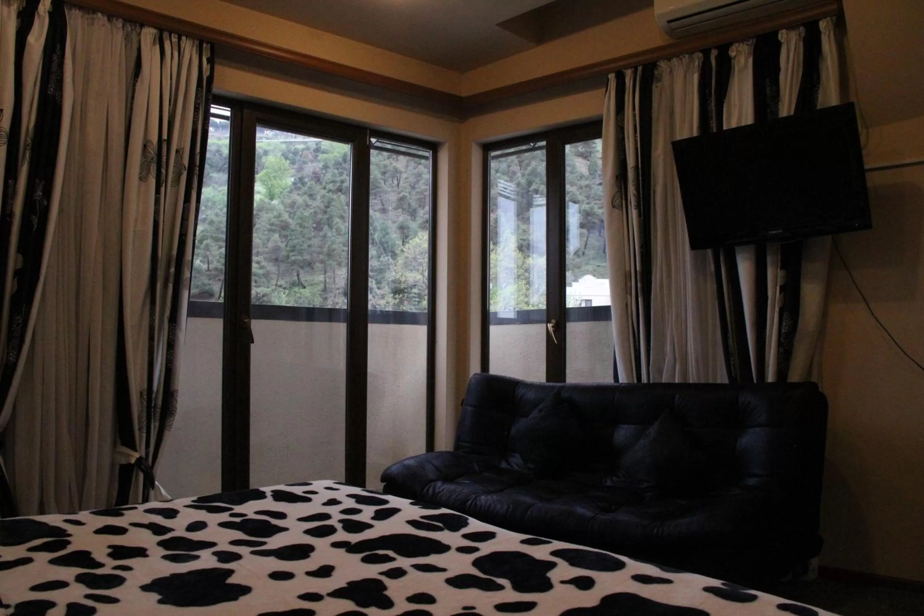 View (from property/room), Bed in Hotel Diplomat