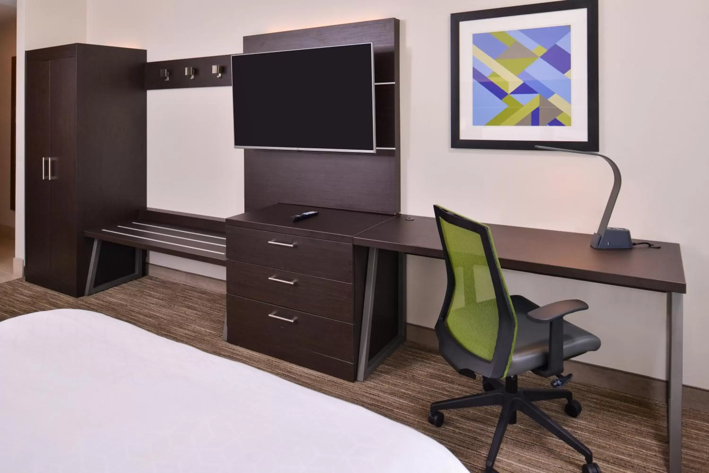 Photo of the whole room, TV/Entertainment Center in Holiday Inn Express & Suites - Mall of America - MSP Airport, an IHG Hotel
