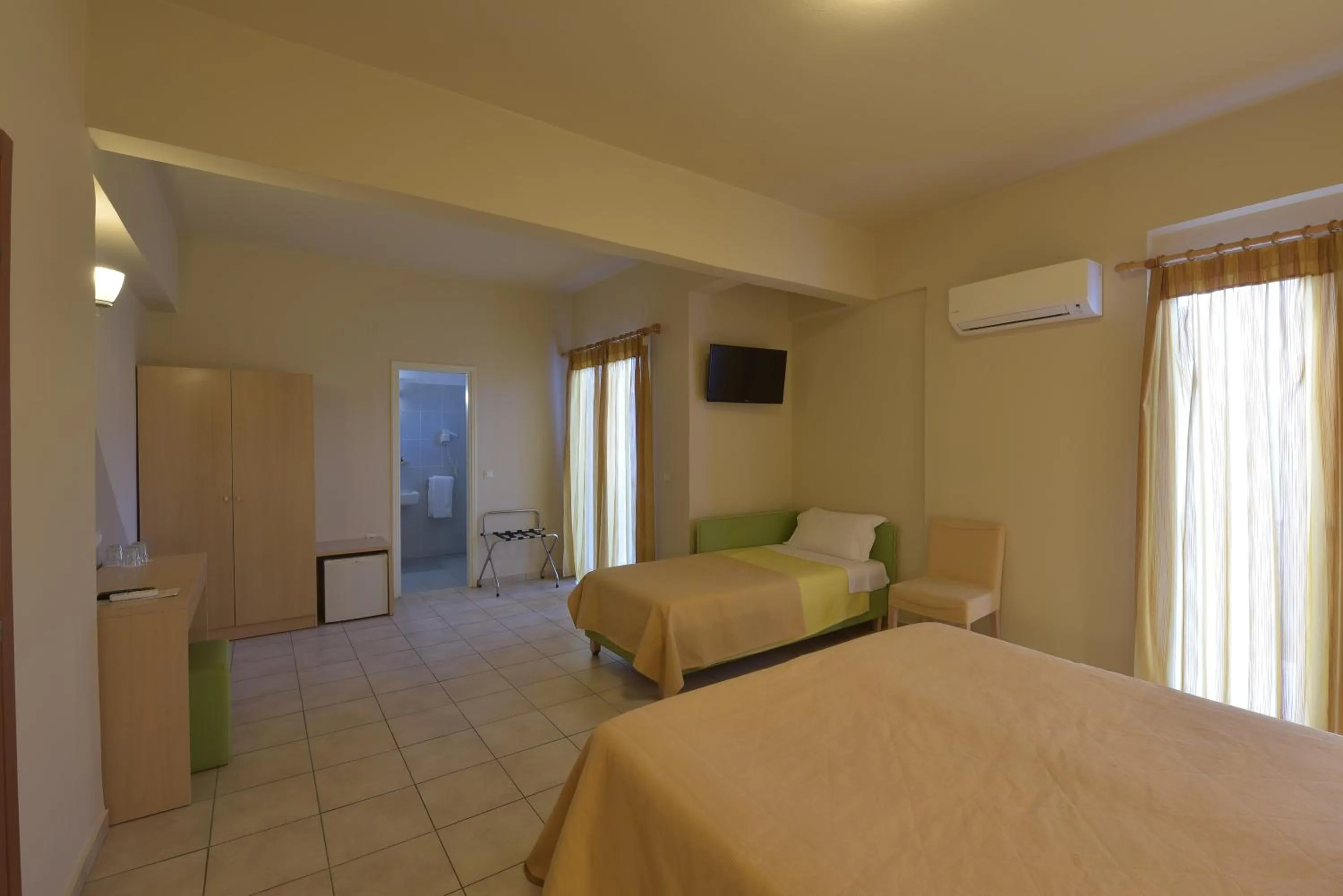 Bathroom, Bed in Park Hotel