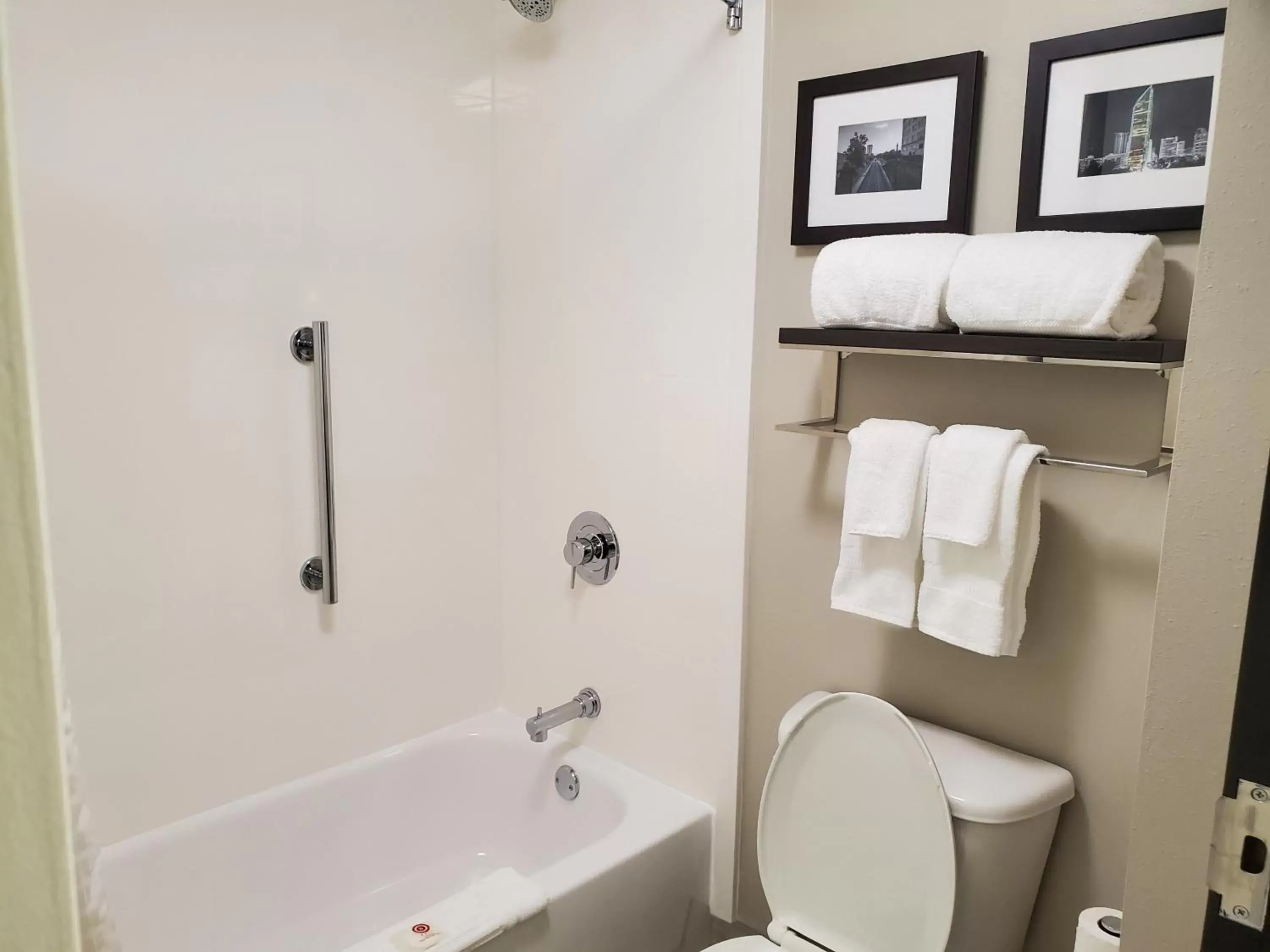 Shower, Bathroom in Comfort Suites Northlake