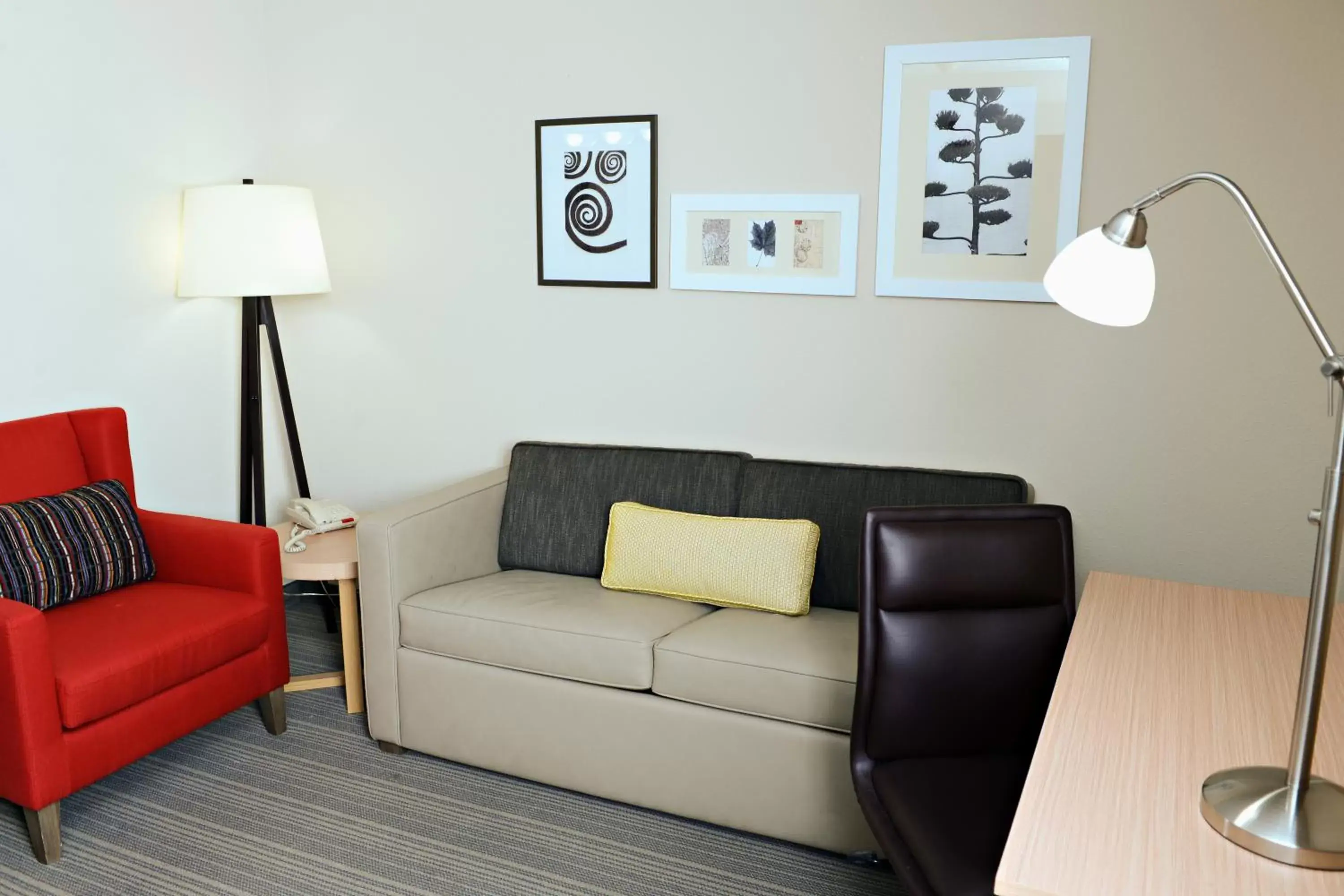 Living room, Seating Area in Country Inn & Suites by Radisson, Fairborn South, OH