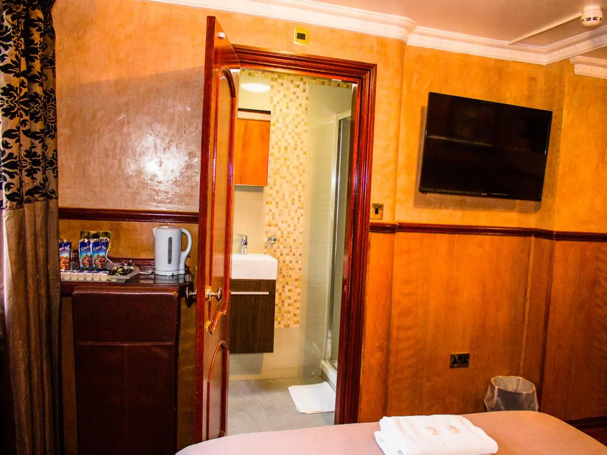 Bedroom, Bathroom in Cricklewood Lodge Hotel