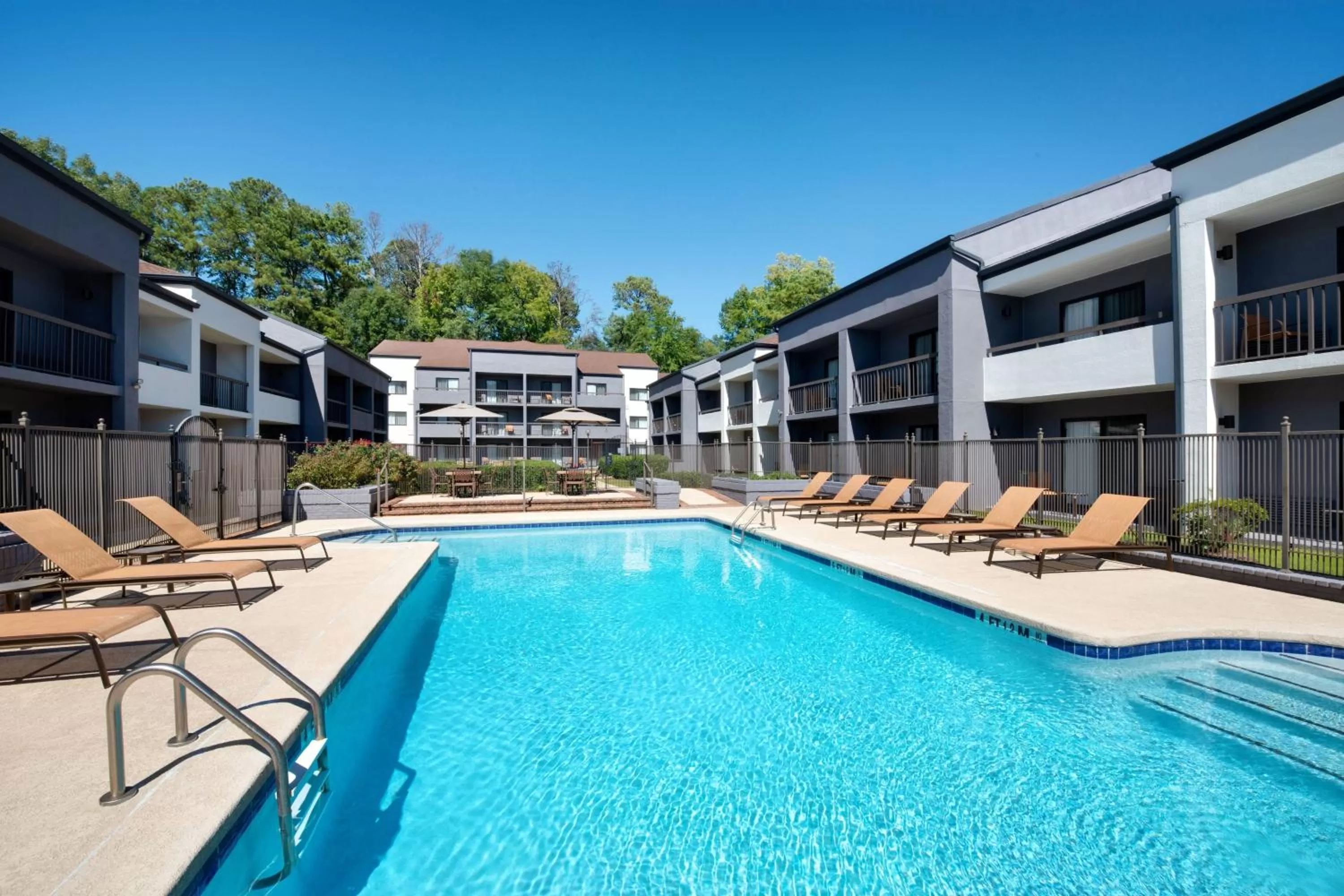 Swimming pool in Courtyard by Marriott Birmingham Homewood