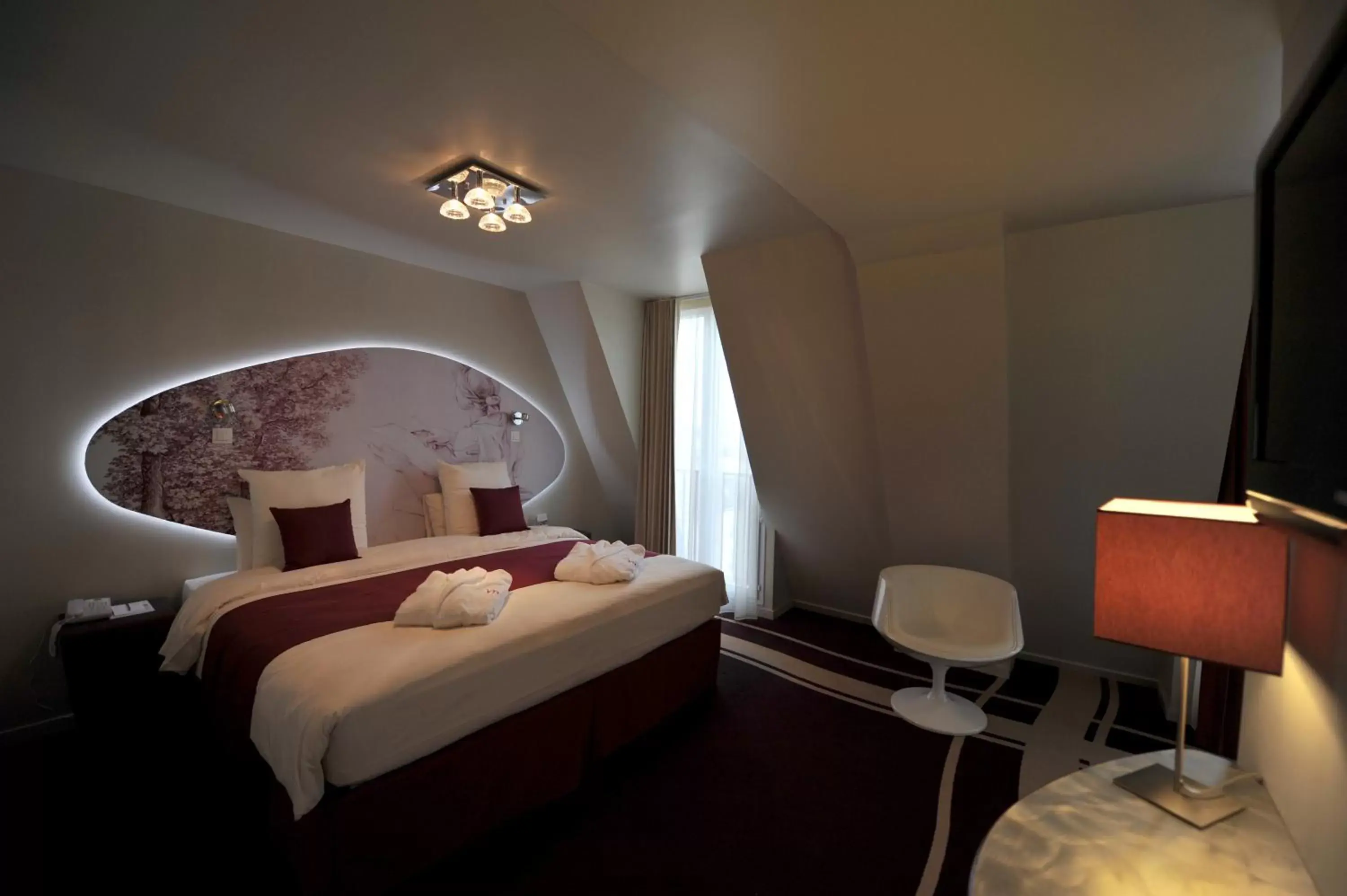 Photo of the whole room, Bed in Mercure Paris Bastille Marais