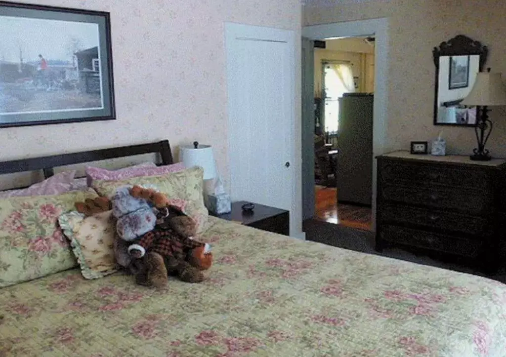 Bedroom, Bed in Spruce Moose Lodge