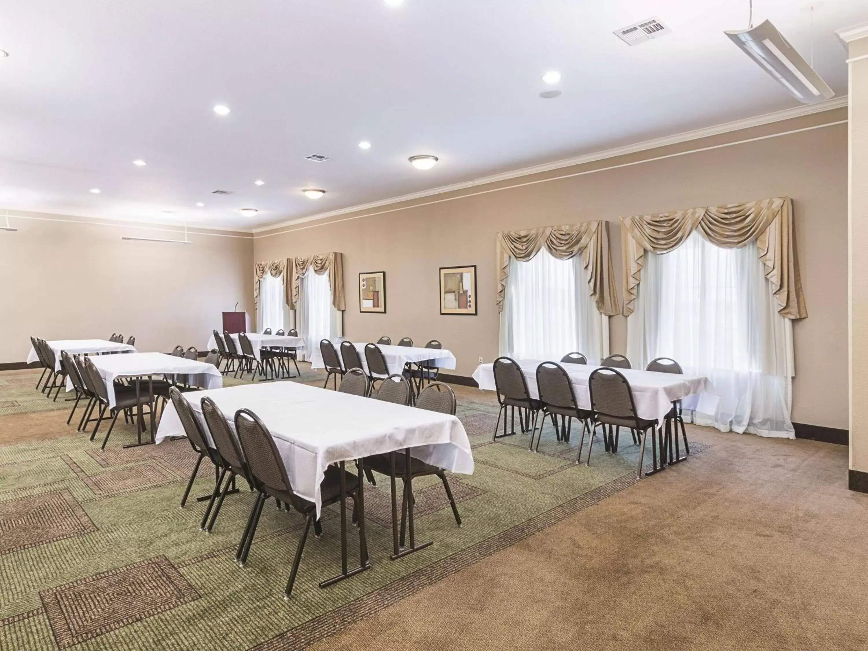 Meeting/conference room, Restaurant/Places to Eat in La Quinta by Wyndham Waxahachie