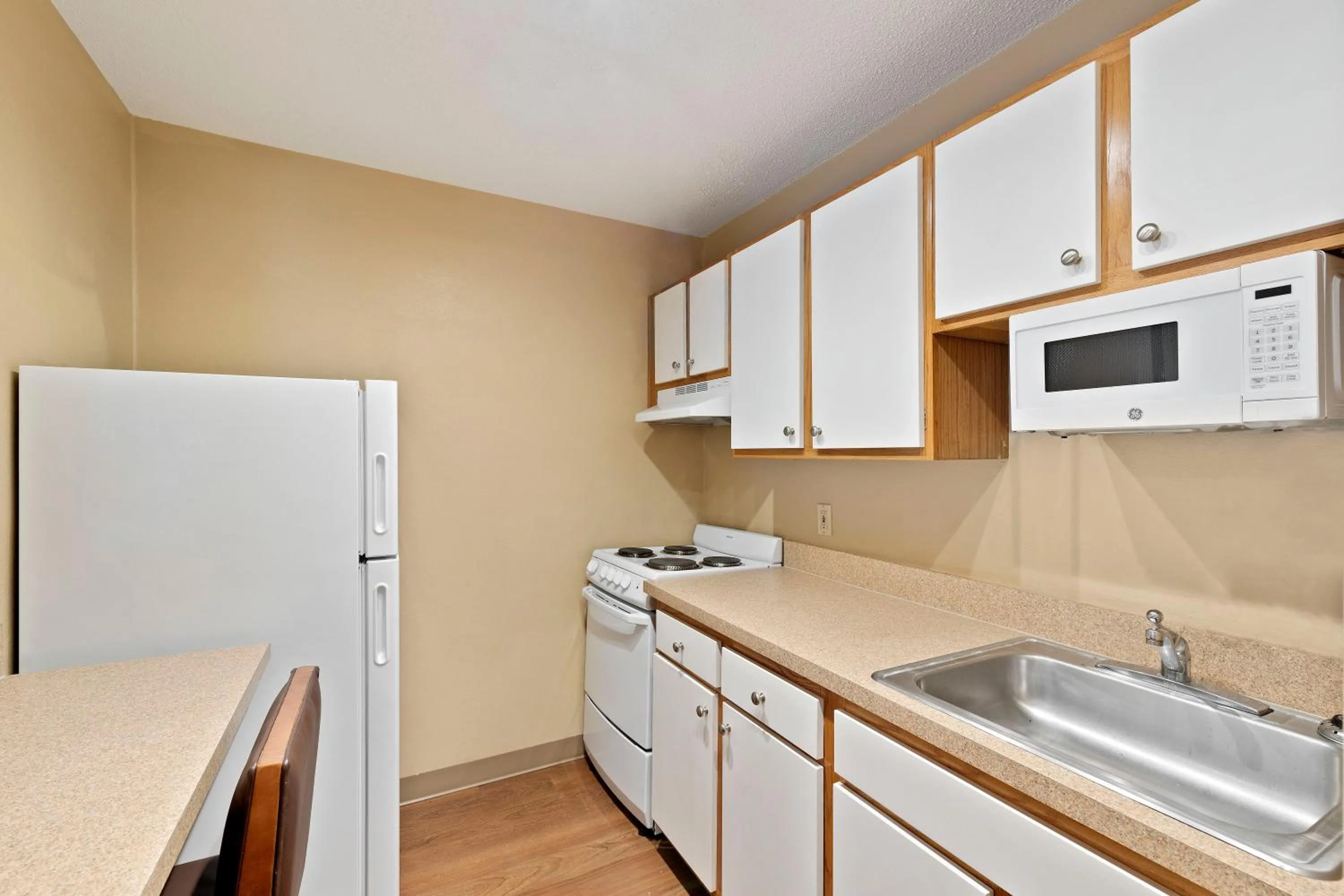 Kitchen or kitchenette in Studio 6 Suites Charlotte, NC - Tyvola Rd-Executive Park