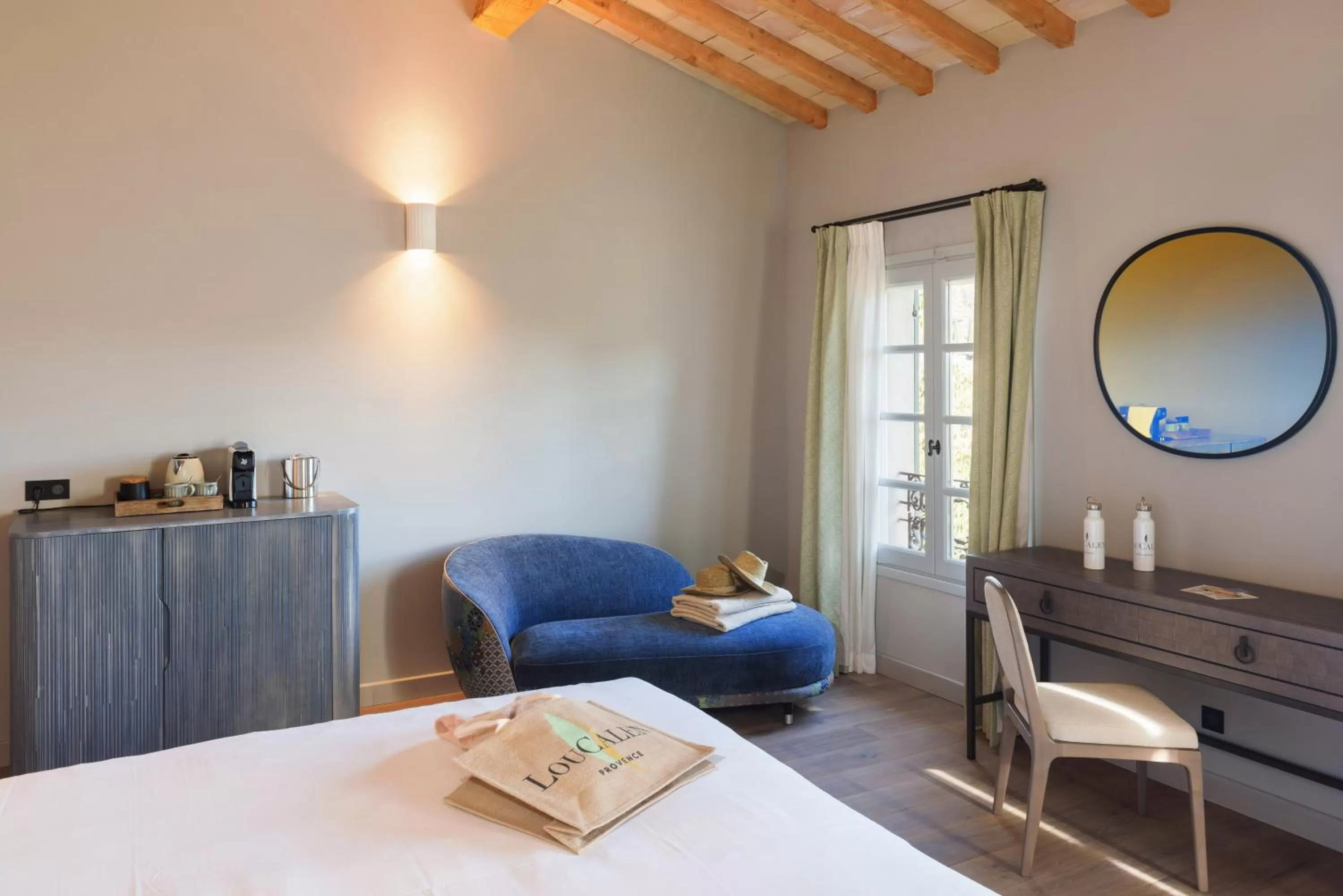 Photo of the whole room, Bed in LOU CALEN