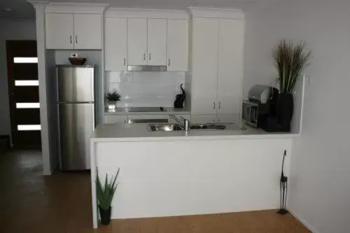 Kitchen or kitchenette, Kitchen/Kitchenette in Alexandra Apartments