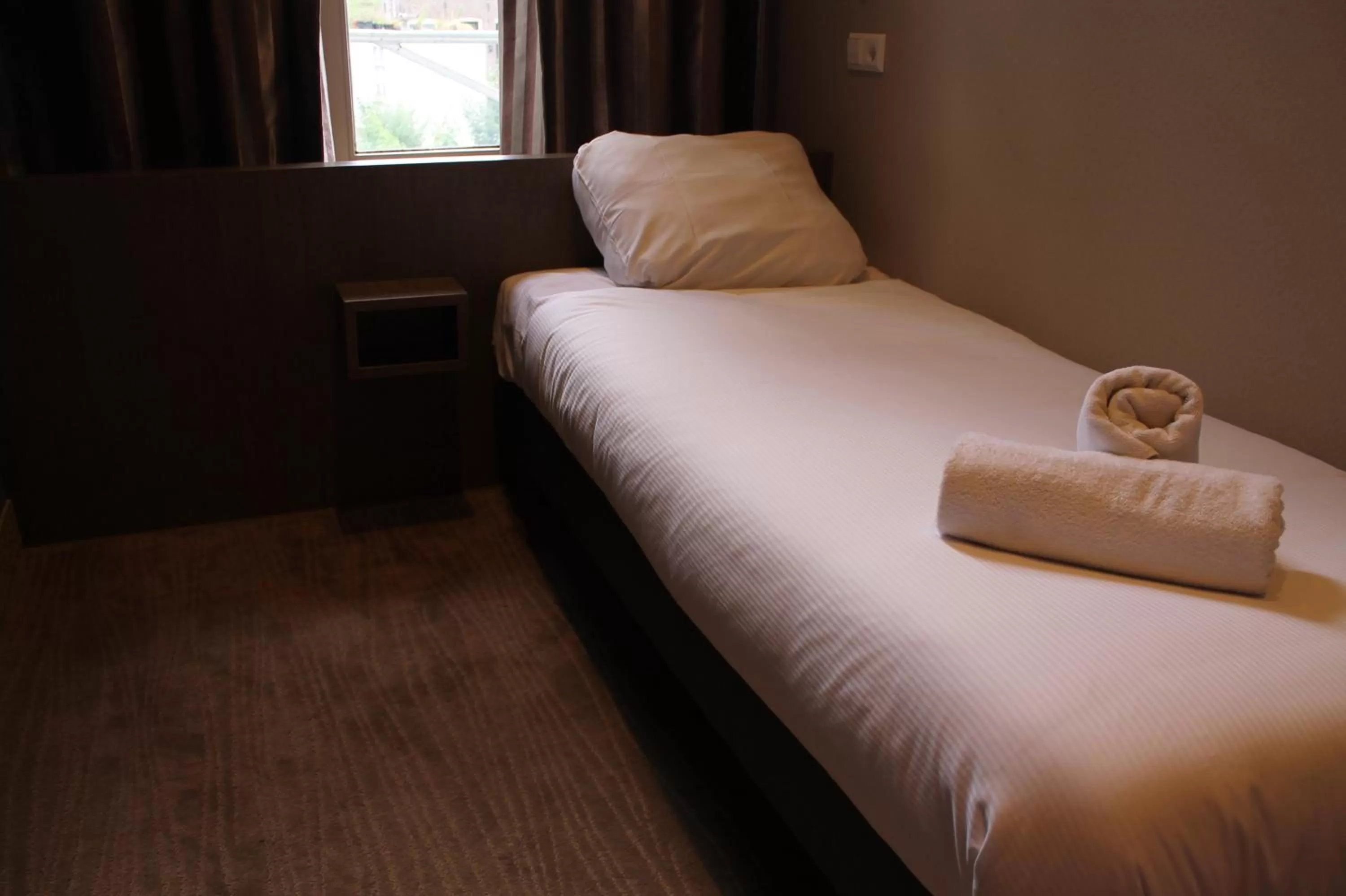 Bedroom, Bed in Blossoms City Hotel