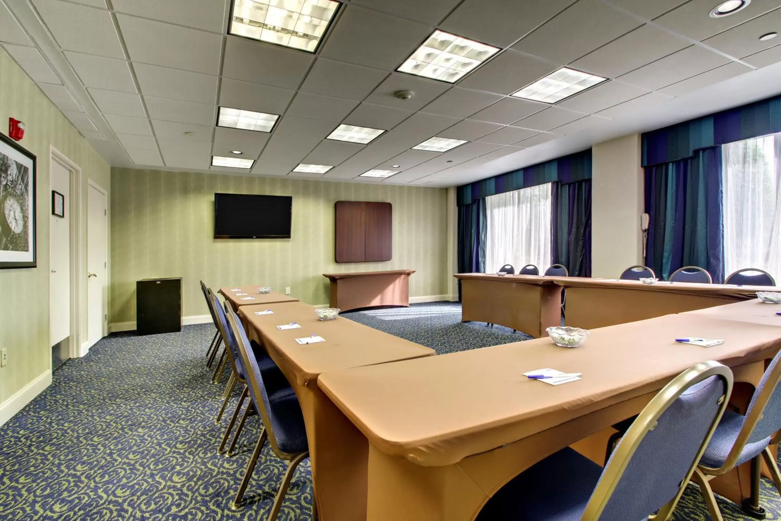 Meeting/conference room in Holiday Inn Express - Atlanta-Kennesaw, an IHG Hotel
