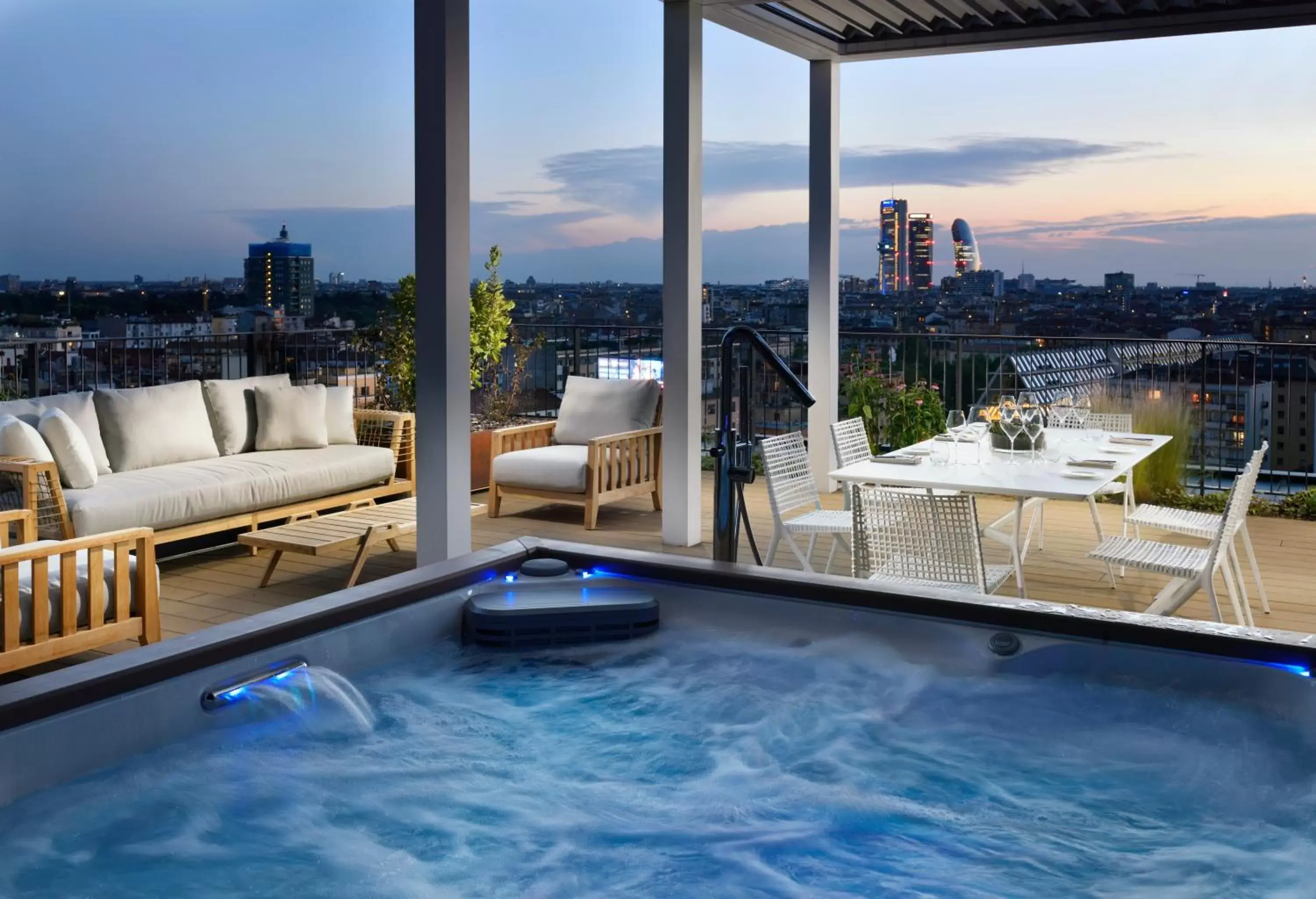 Hot Tub, Swimming Pool in Milano Verticale | UNA Esperienze