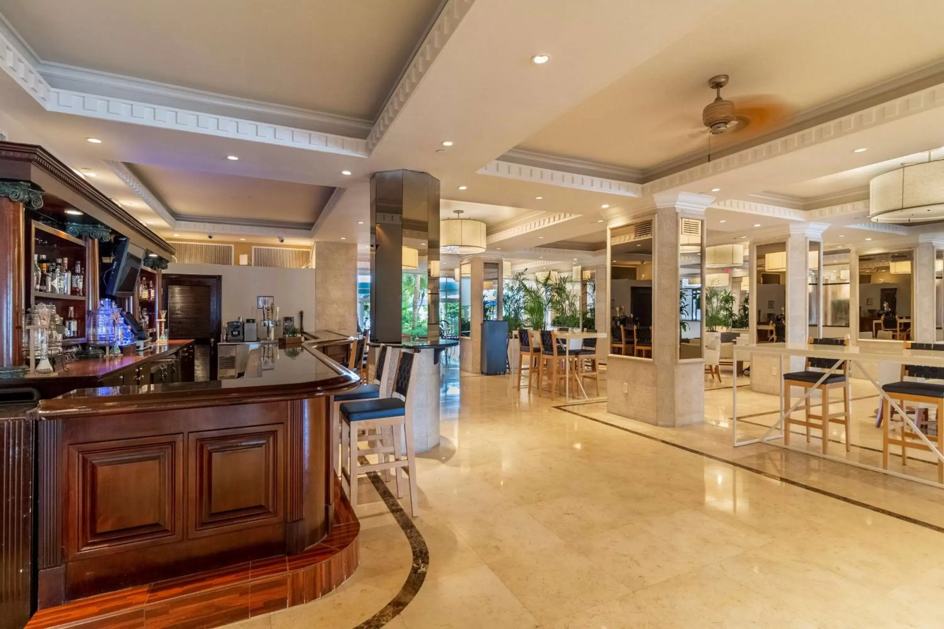 Restaurant/places to eat, Lobby/Reception in Radisson Resort Miami Beach