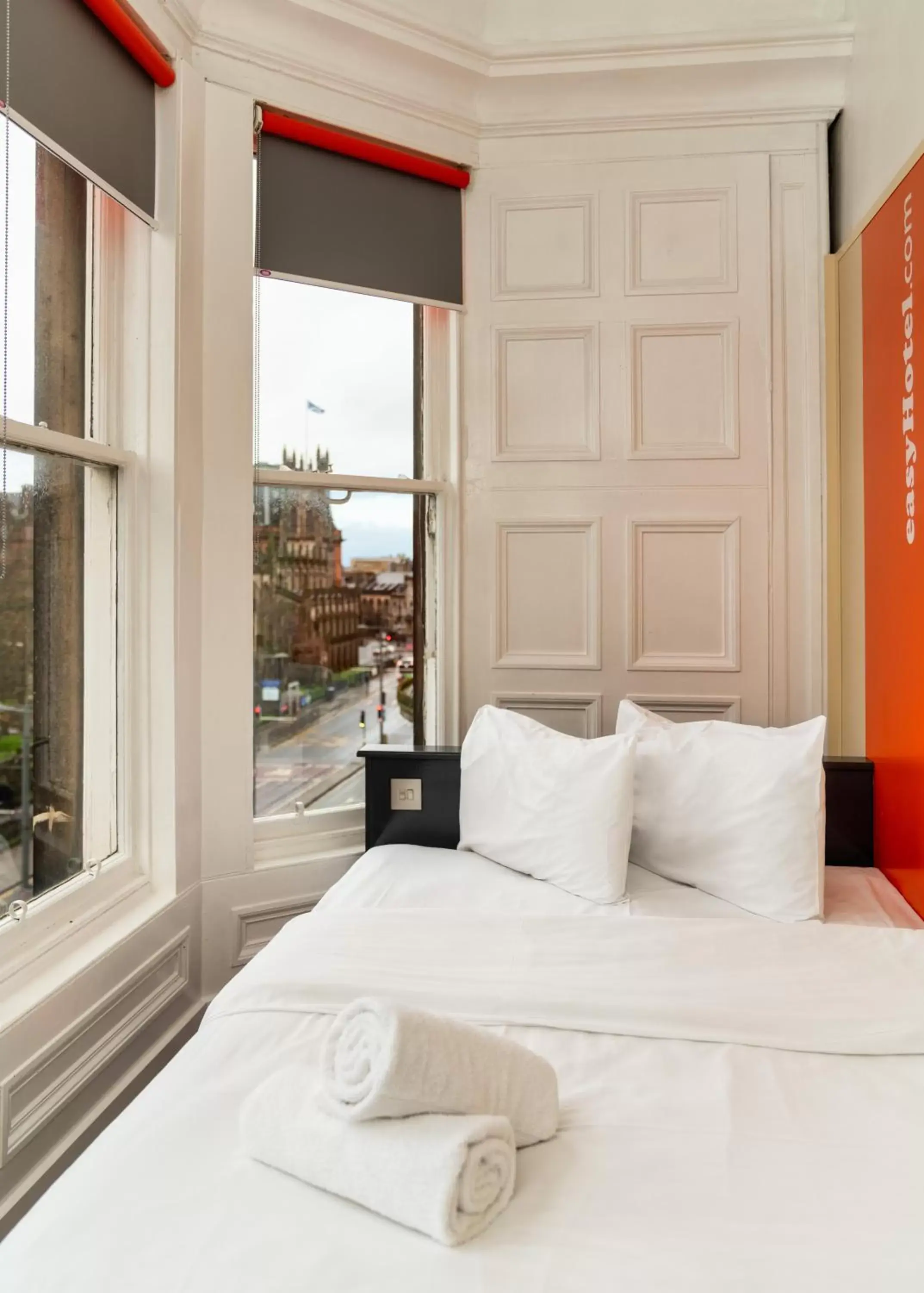 Bedroom, Bed in easyHotel Edinburgh