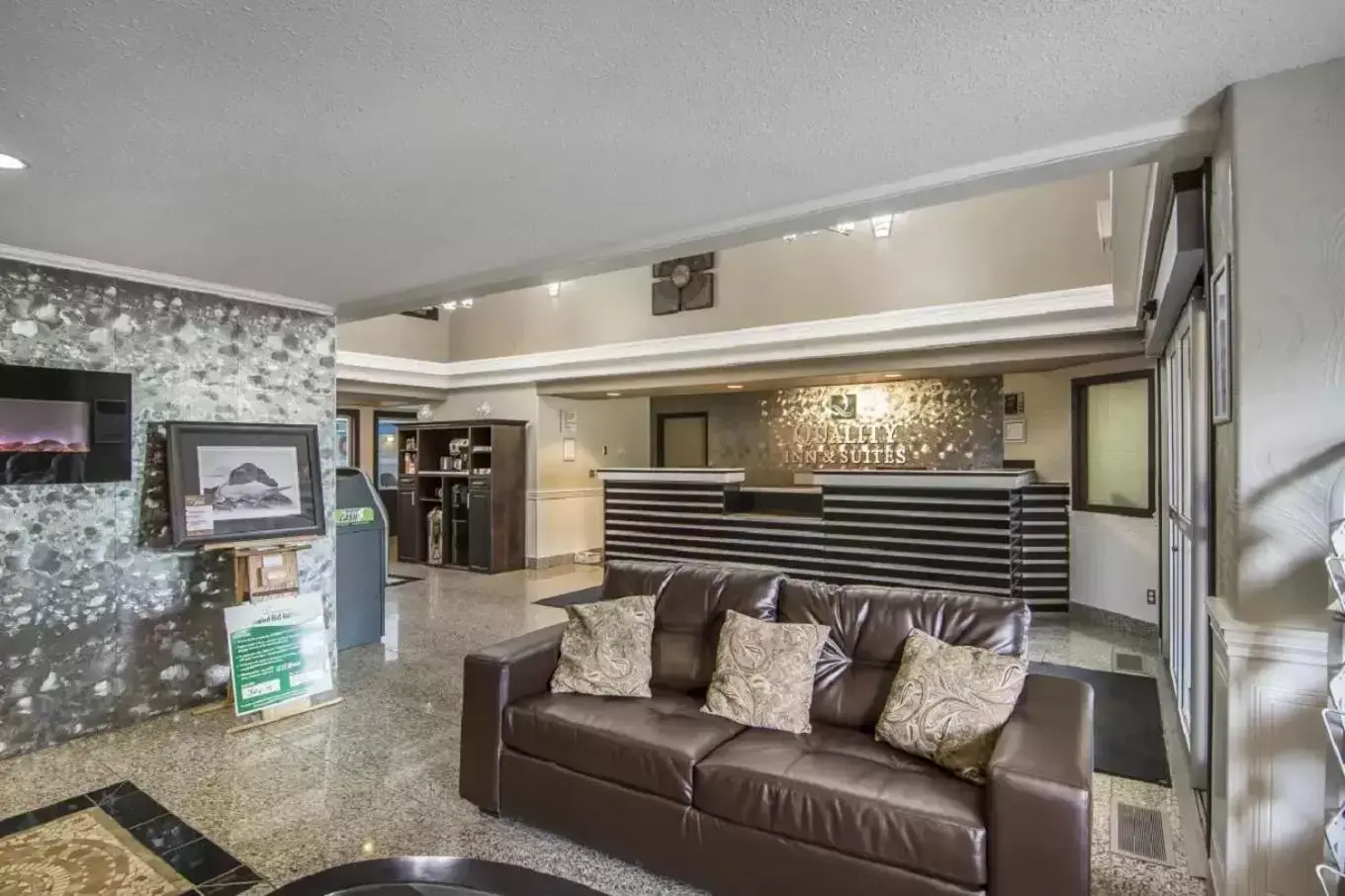 Lobby or reception, Lounge/Bar in Quality Inn & Suites Yorkton