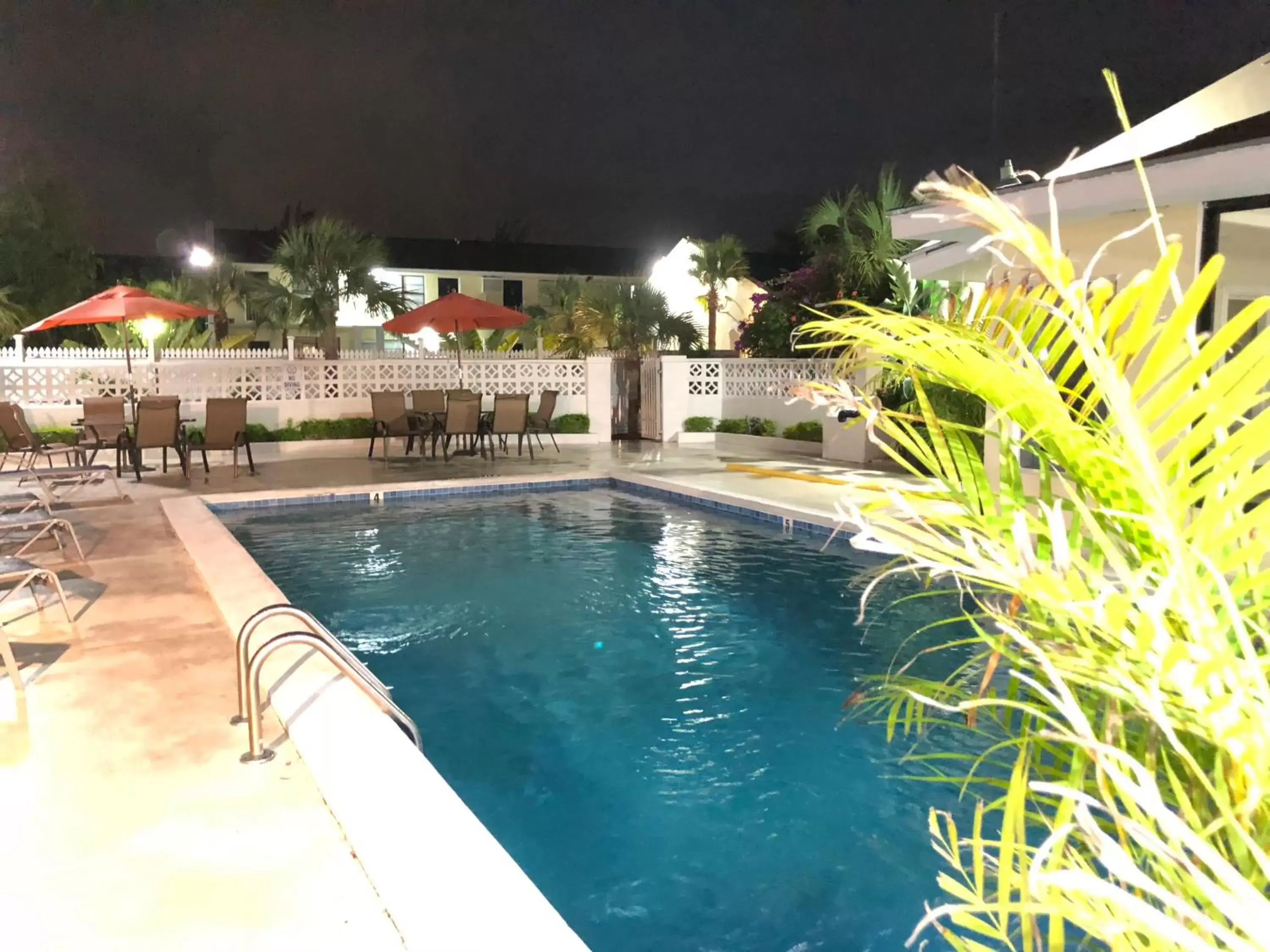 Swimming Pool in Colony Club Inn & Suites