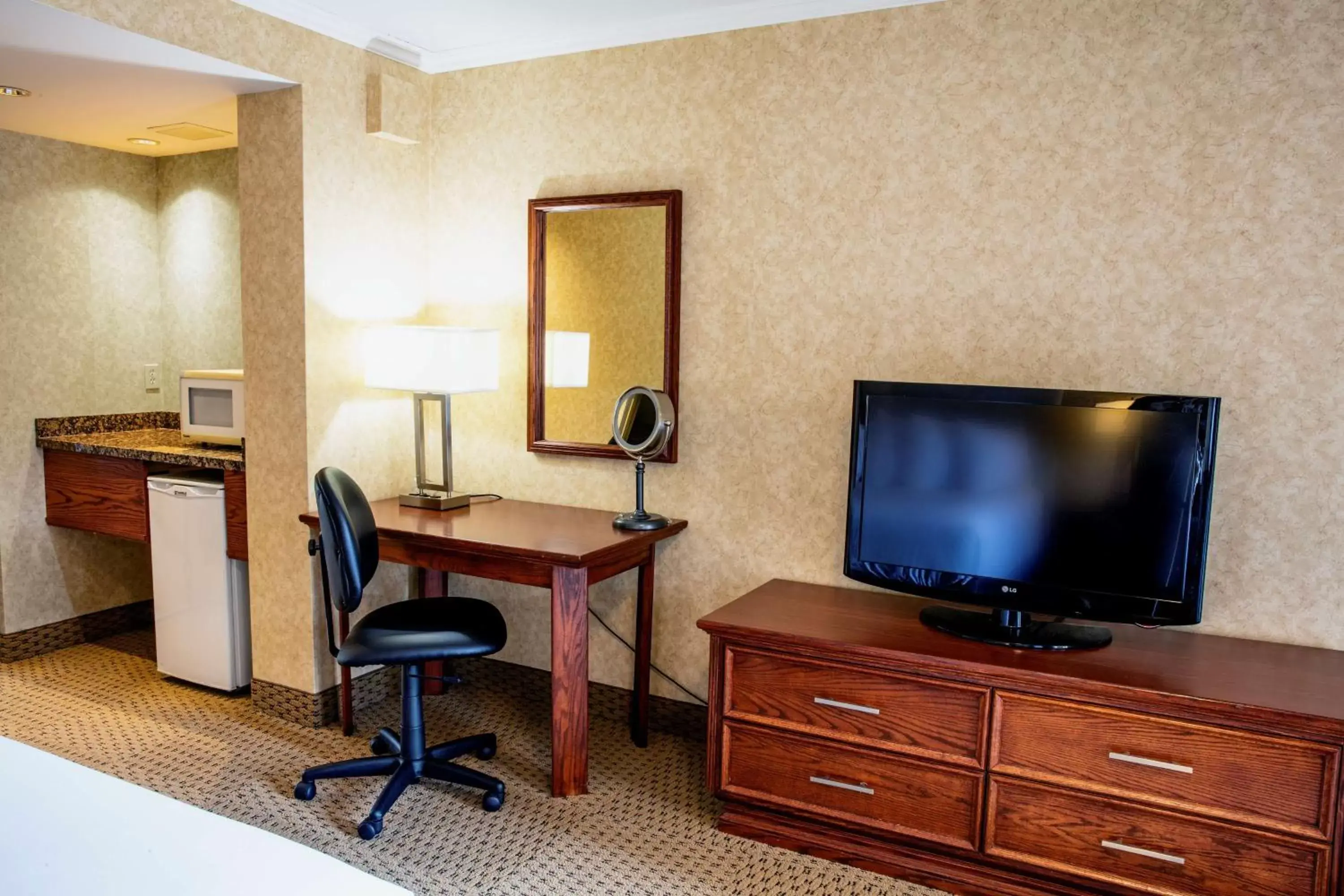 Coffee/tea facilities, TV/Entertainment Center in Best Western Voyageur Place Hotel