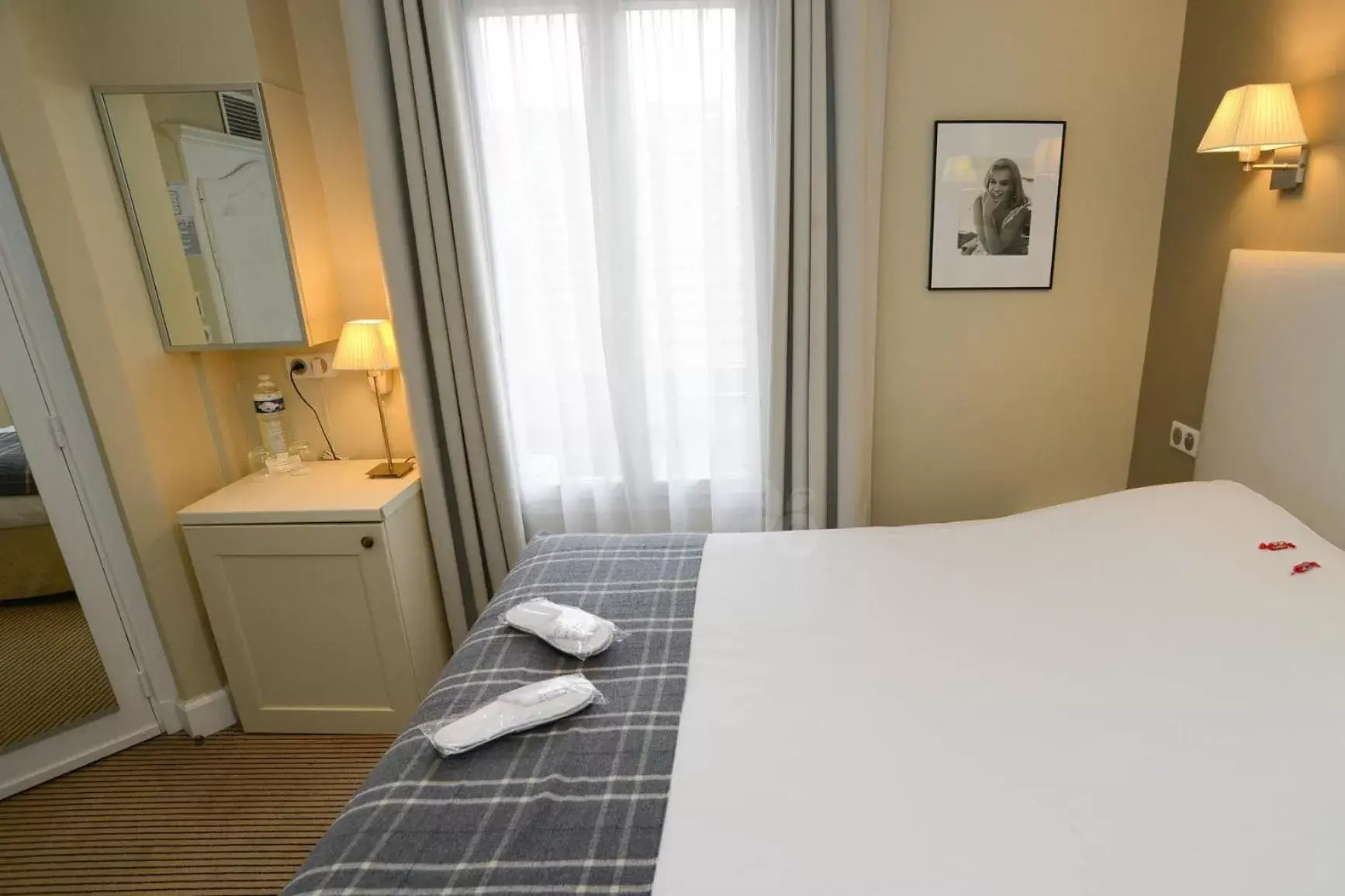 Photo of the whole room, Bed in Hôtel de Provence