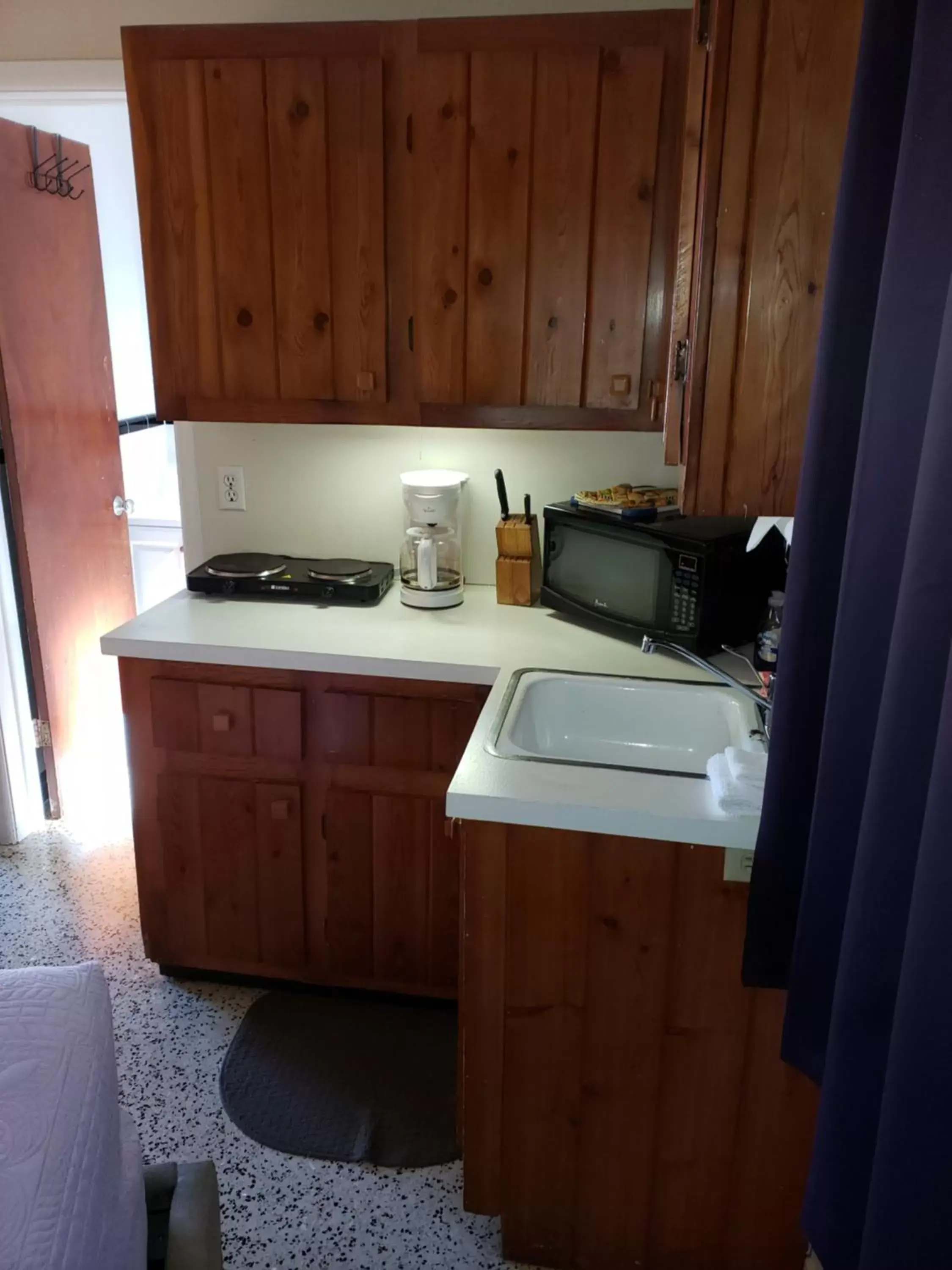Kitchen/Kitchenette in Siesta Motel