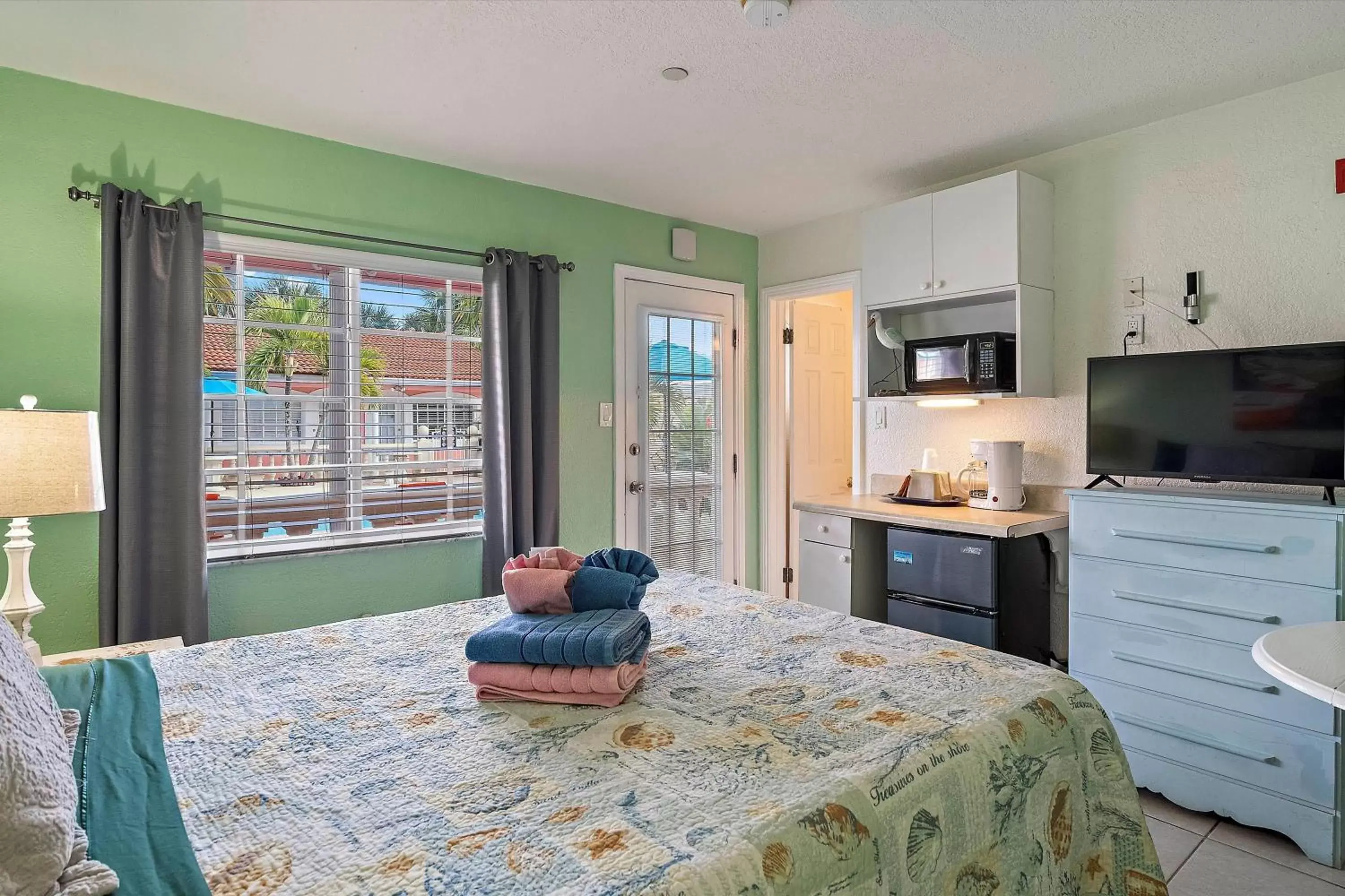 Bed in Blind Pass Resort Motel Bed in Blind Pass Resort Motel