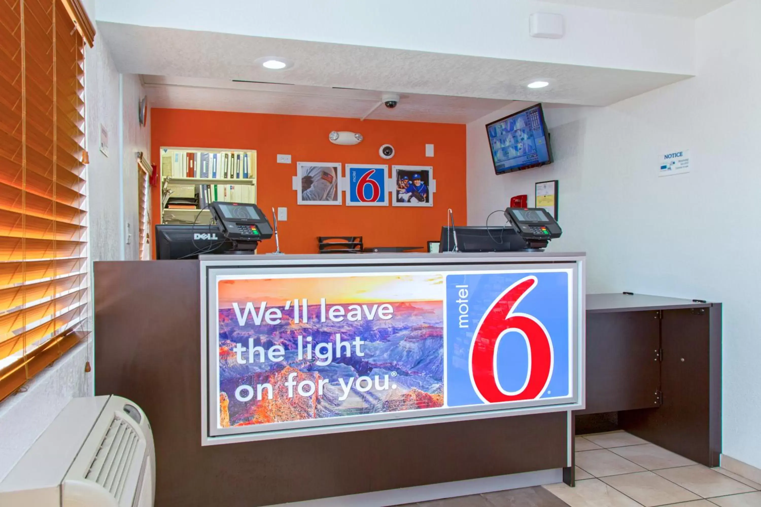 Lobby or reception, TV/Entertainment Center in Motel 6-Phoenix, AZ - Airport - 24th Street