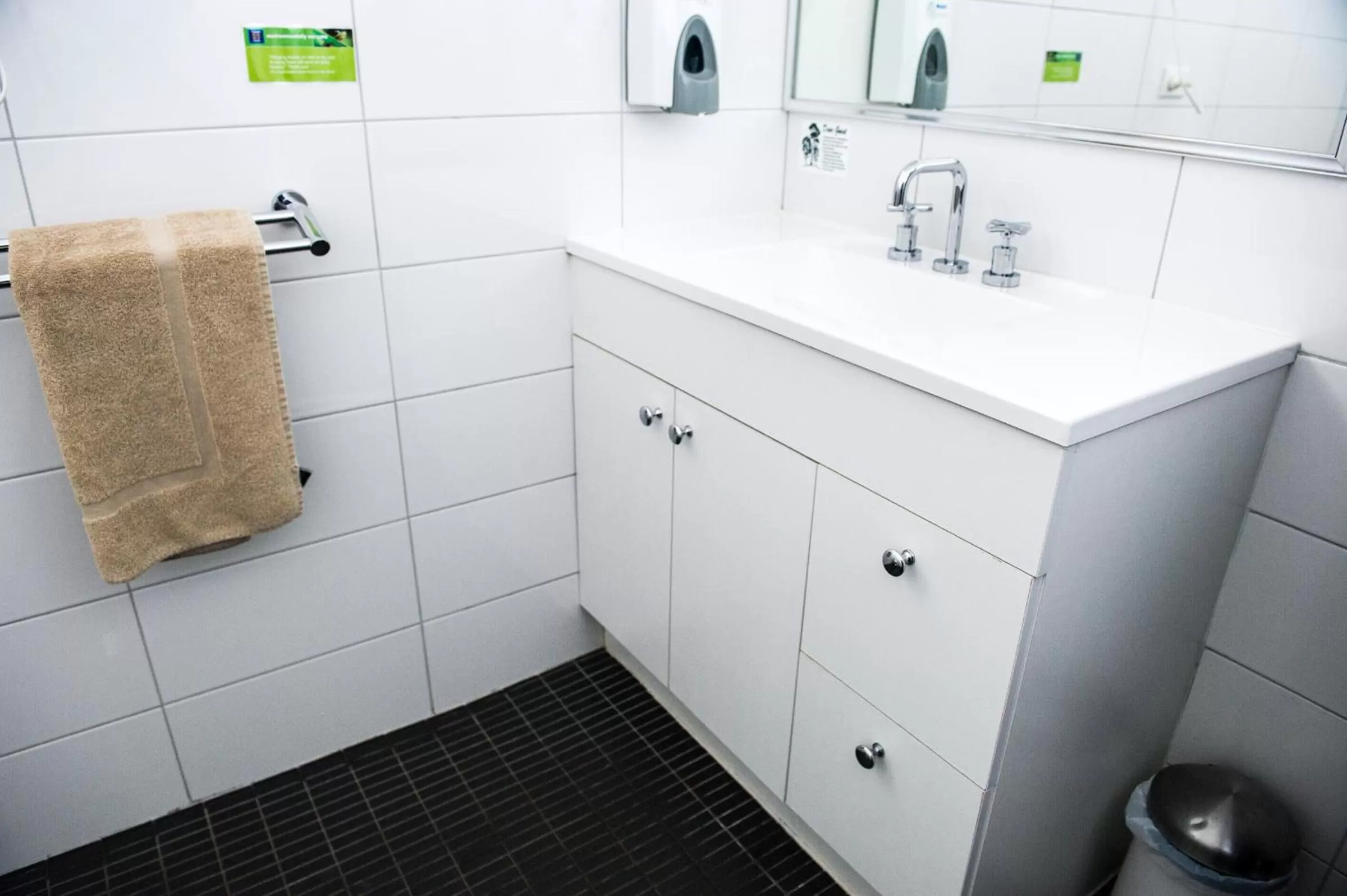 Bathroom in Frankston Motel