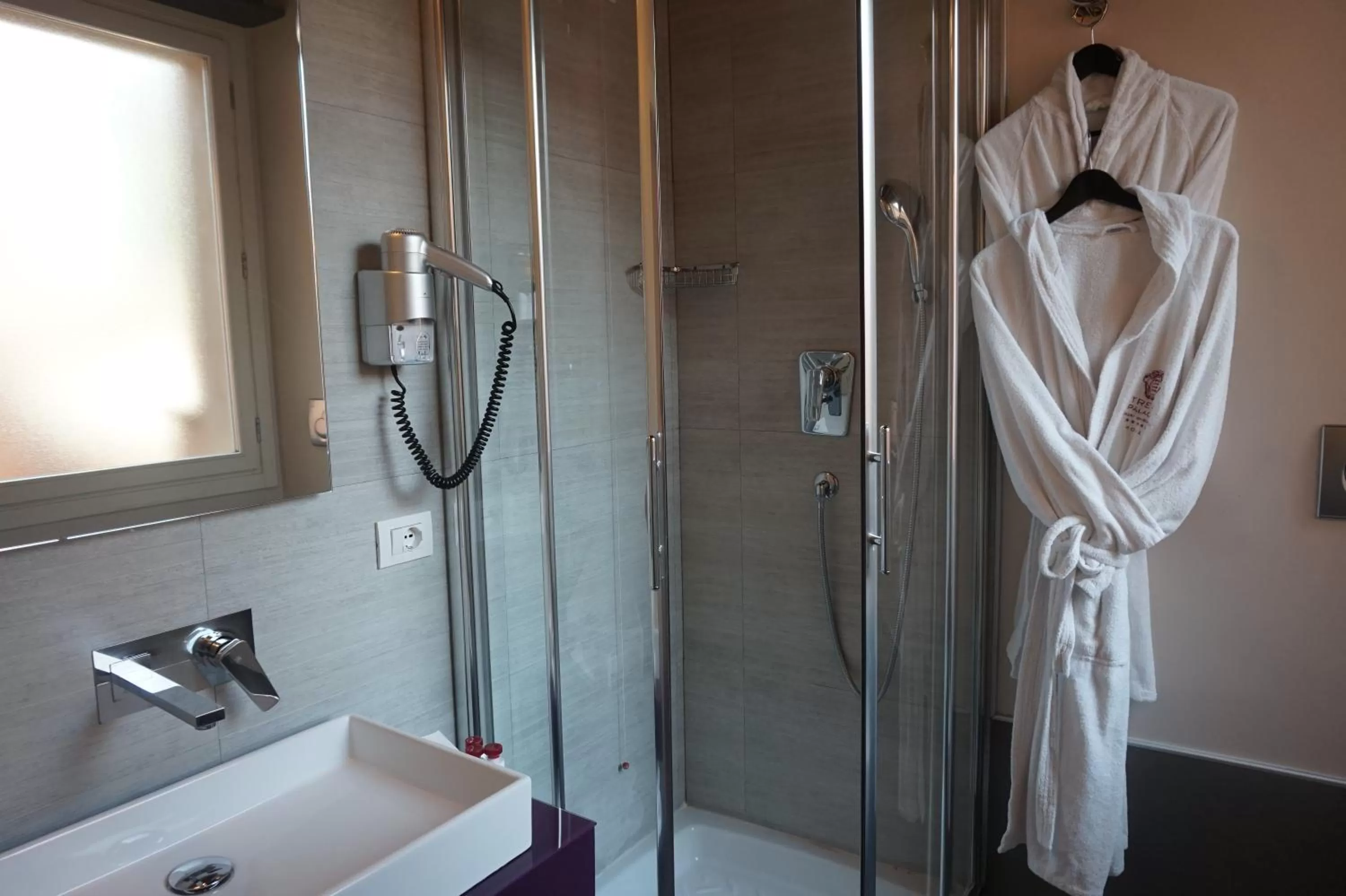 Bathroom in Trevi Palace Luxury Inn