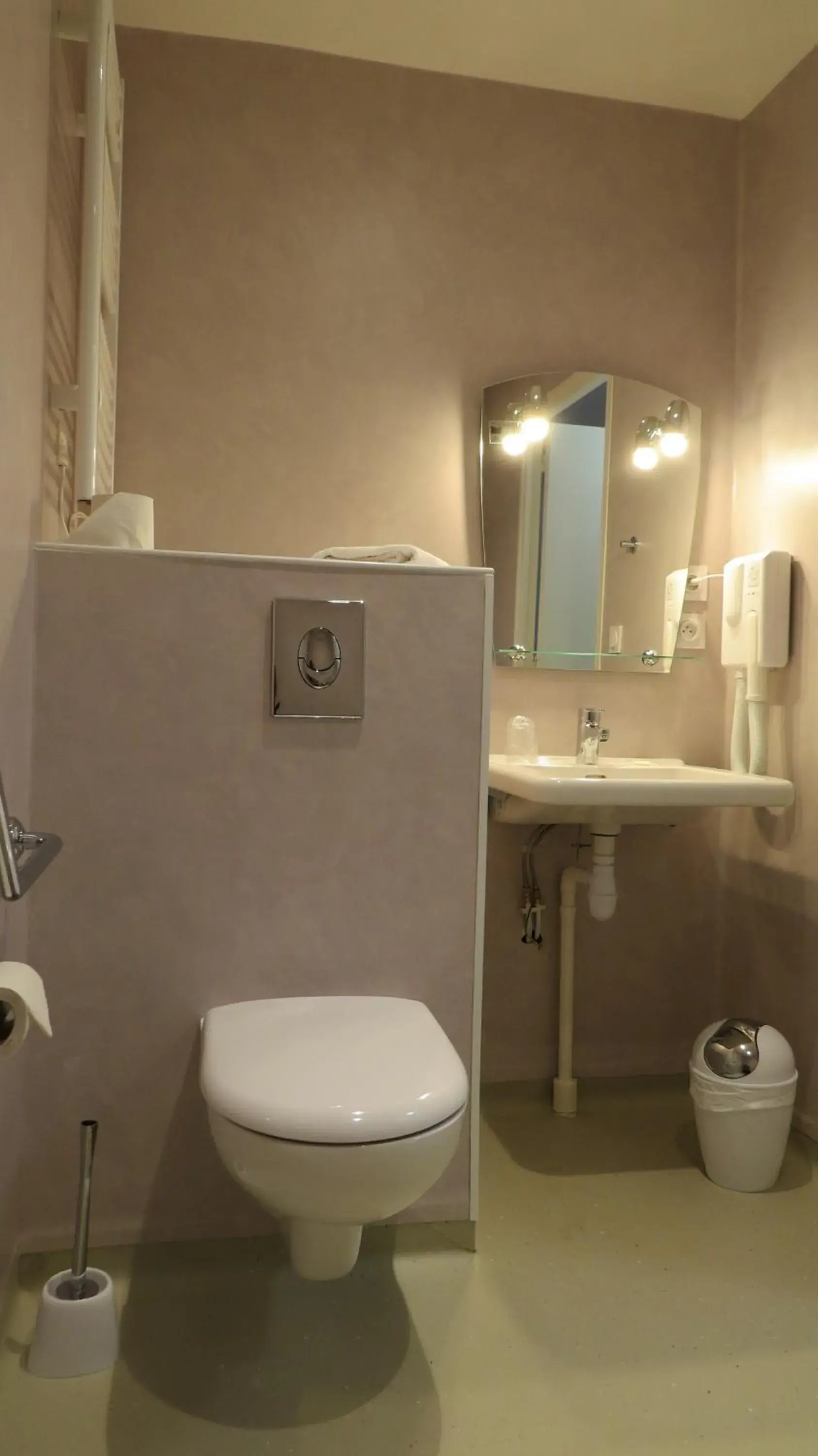 Bathroom in Hôtel de Clèves