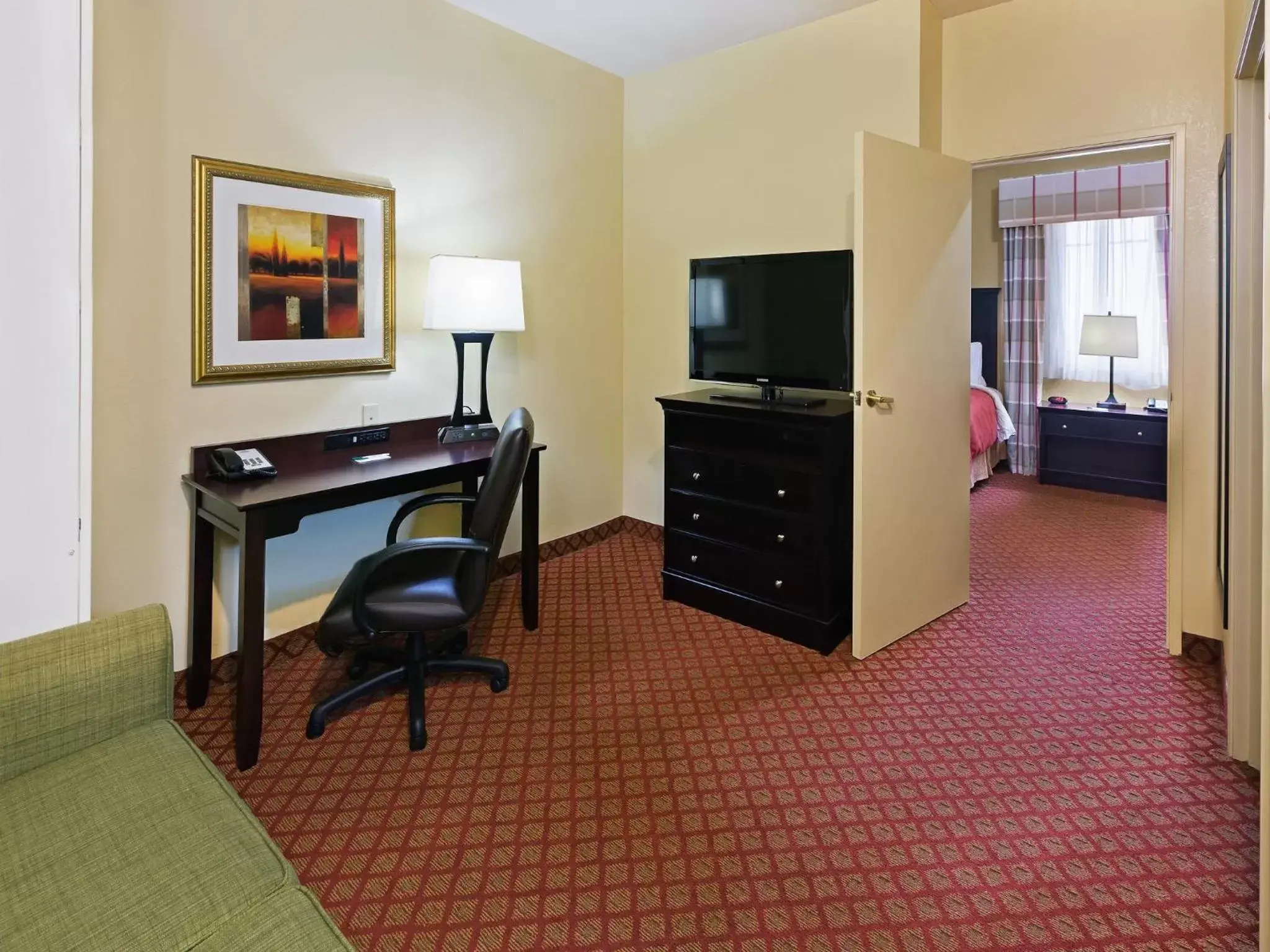 Living room, TV/Entertainment Center in Country Inn & Suites by Radisson, Oklahoma City at Northwest Expressway, OK
