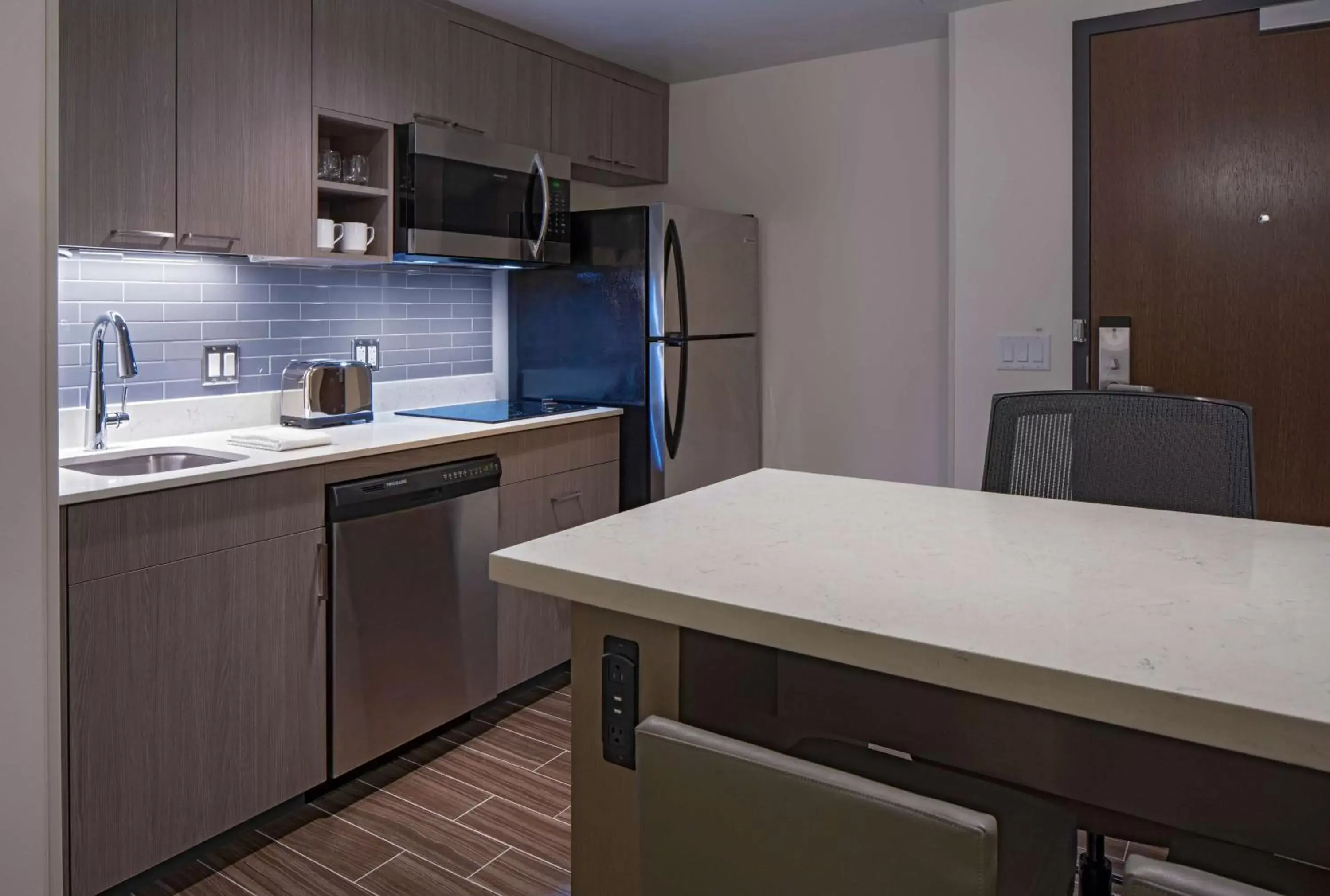 Photo of the whole room, Kitchen/Kitchenette in Hyatt House Indianapolis Downtown