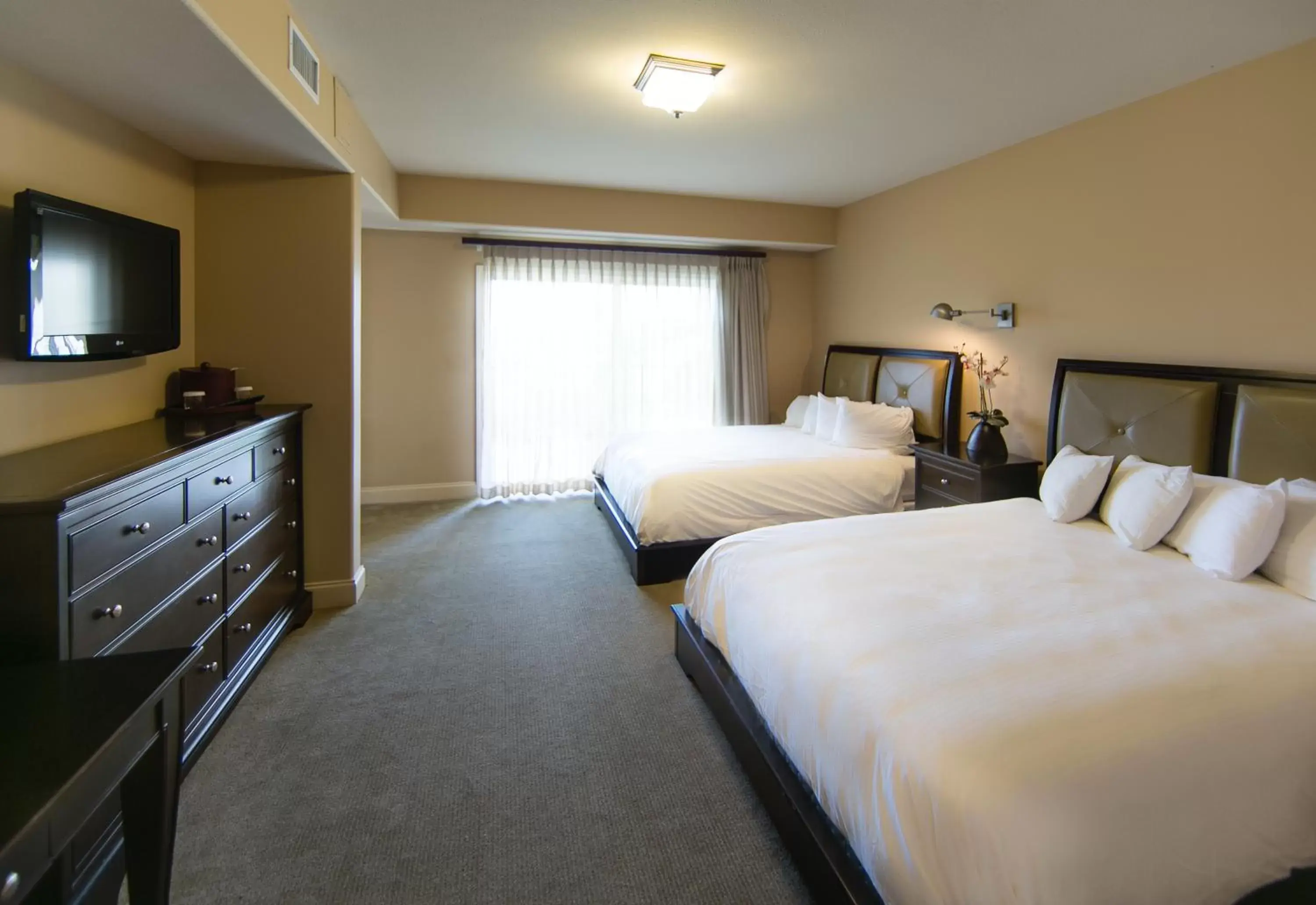 Bedroom, Room Photo in Lodge of Four Seasons Golf Resort, Marina & Spa