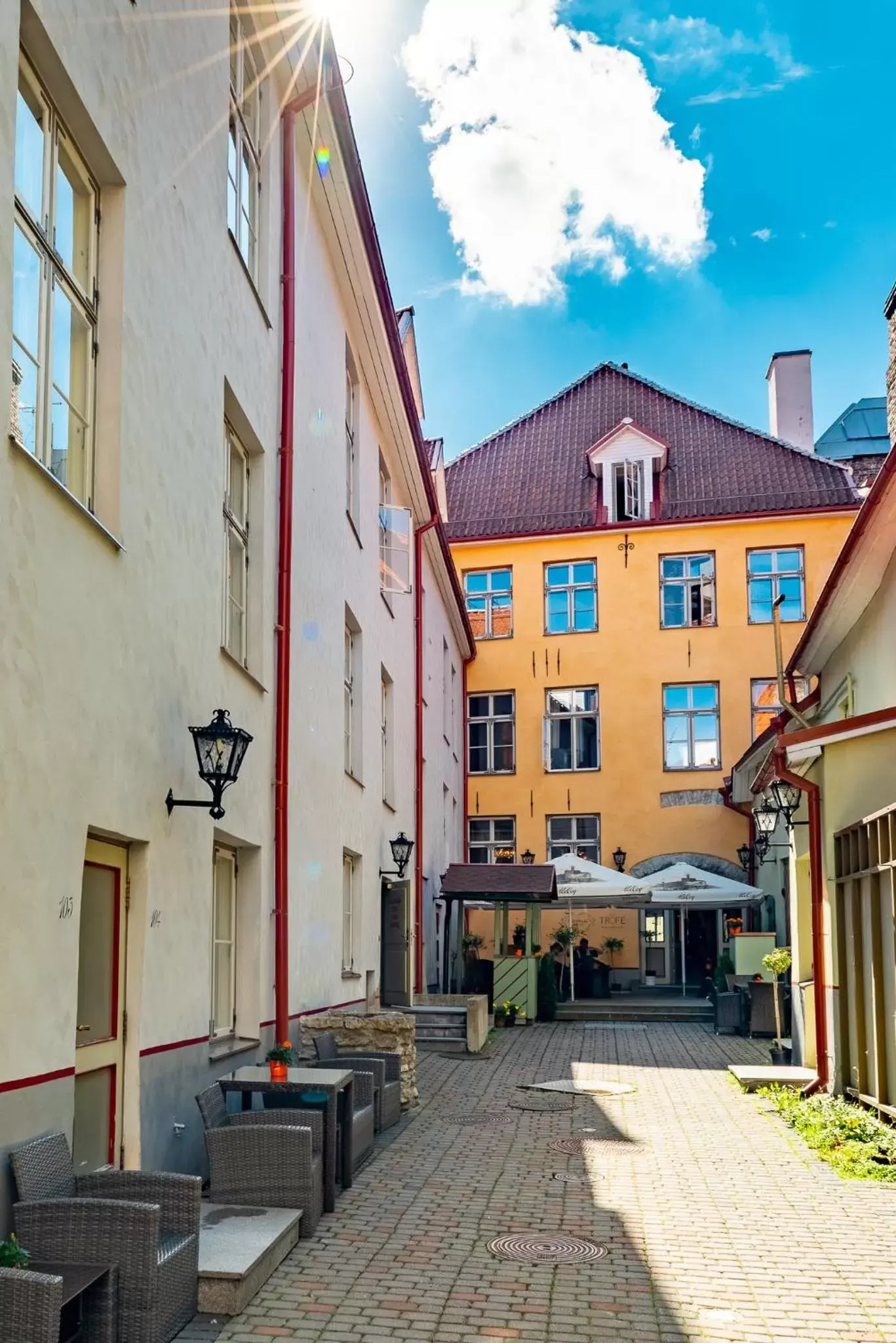 Garden, Property Building in Meriton Old Town Garden Hotel