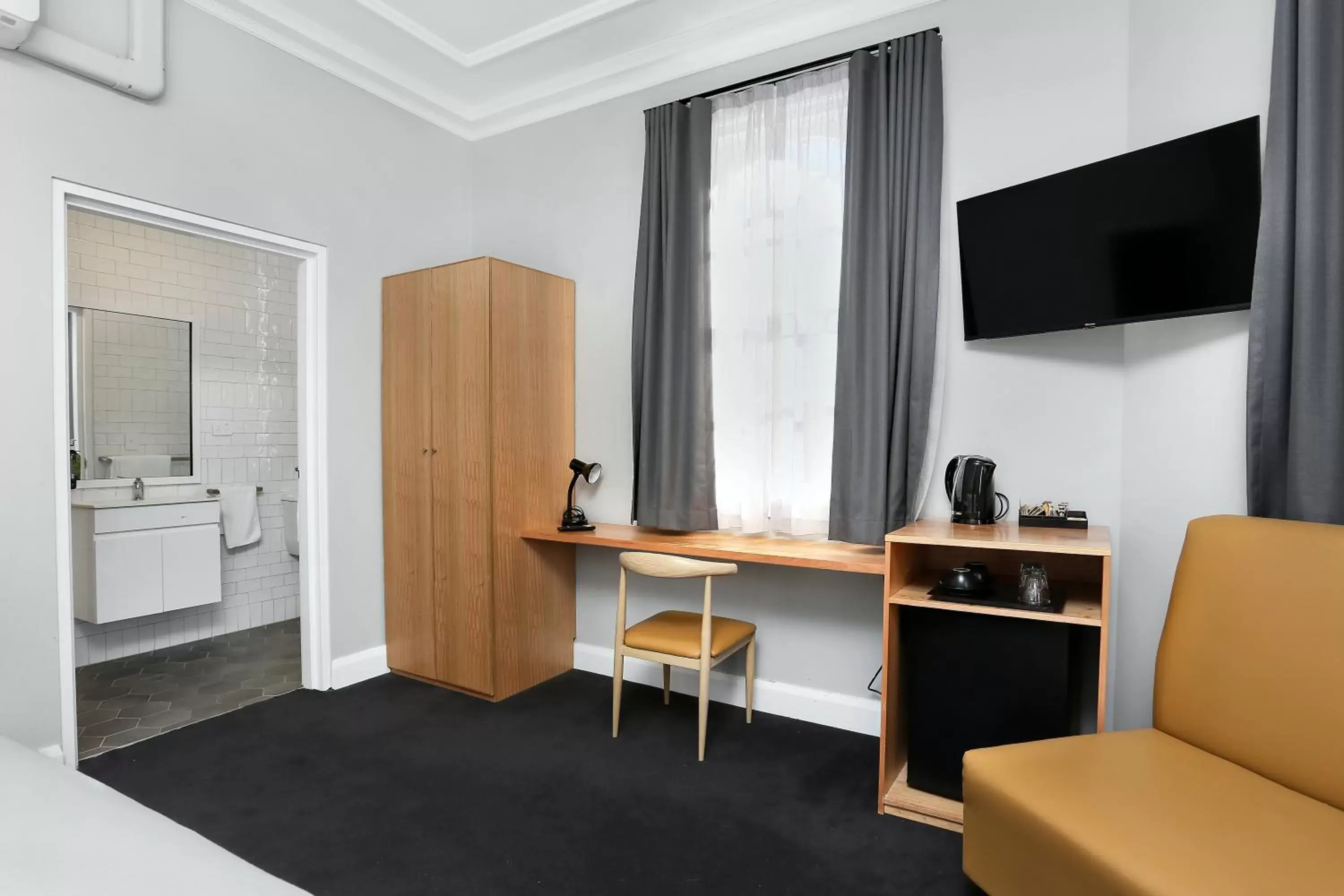 Bedroom, TV/Entertainment Center in Penshurst Hotel