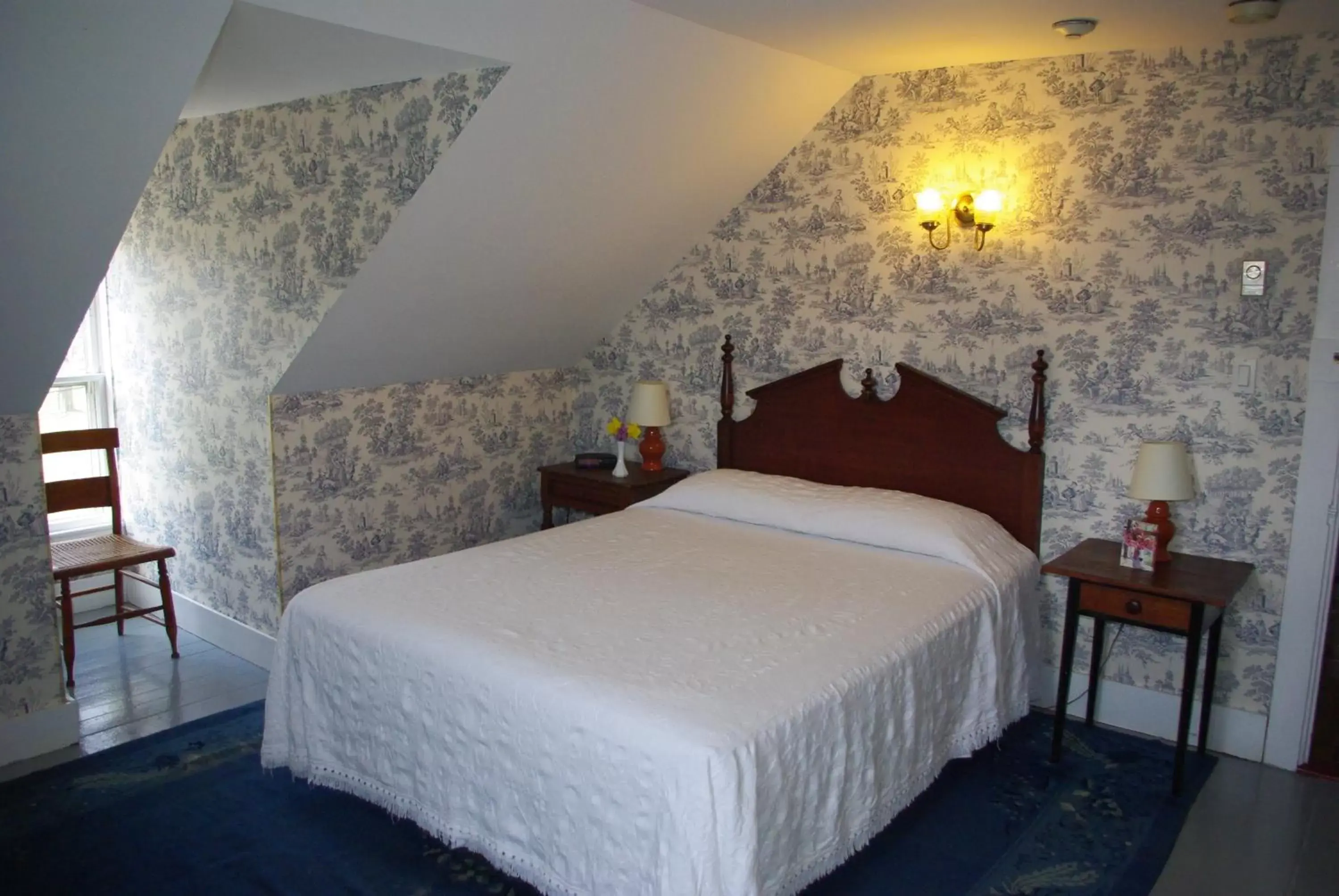 Day, Bed in The Garrison House Inn