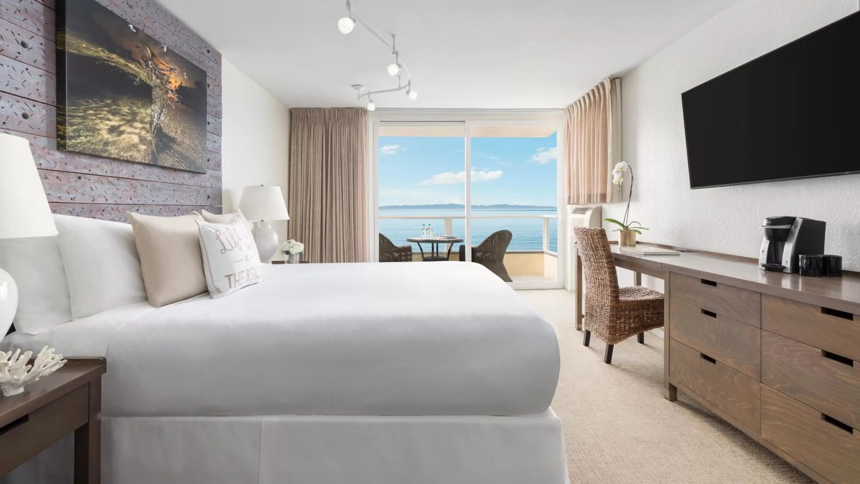 Bed in Pacific Edge Hotel on Laguna Beach