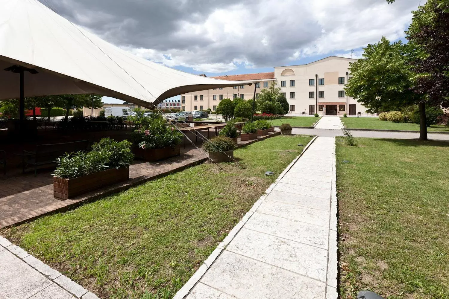 Property building, Garden in UNAWAY Hotel Occhiobello